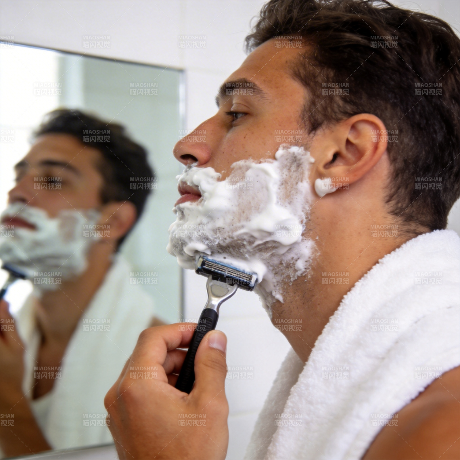 男子刮胡子 泡沫满脸镜中影图片