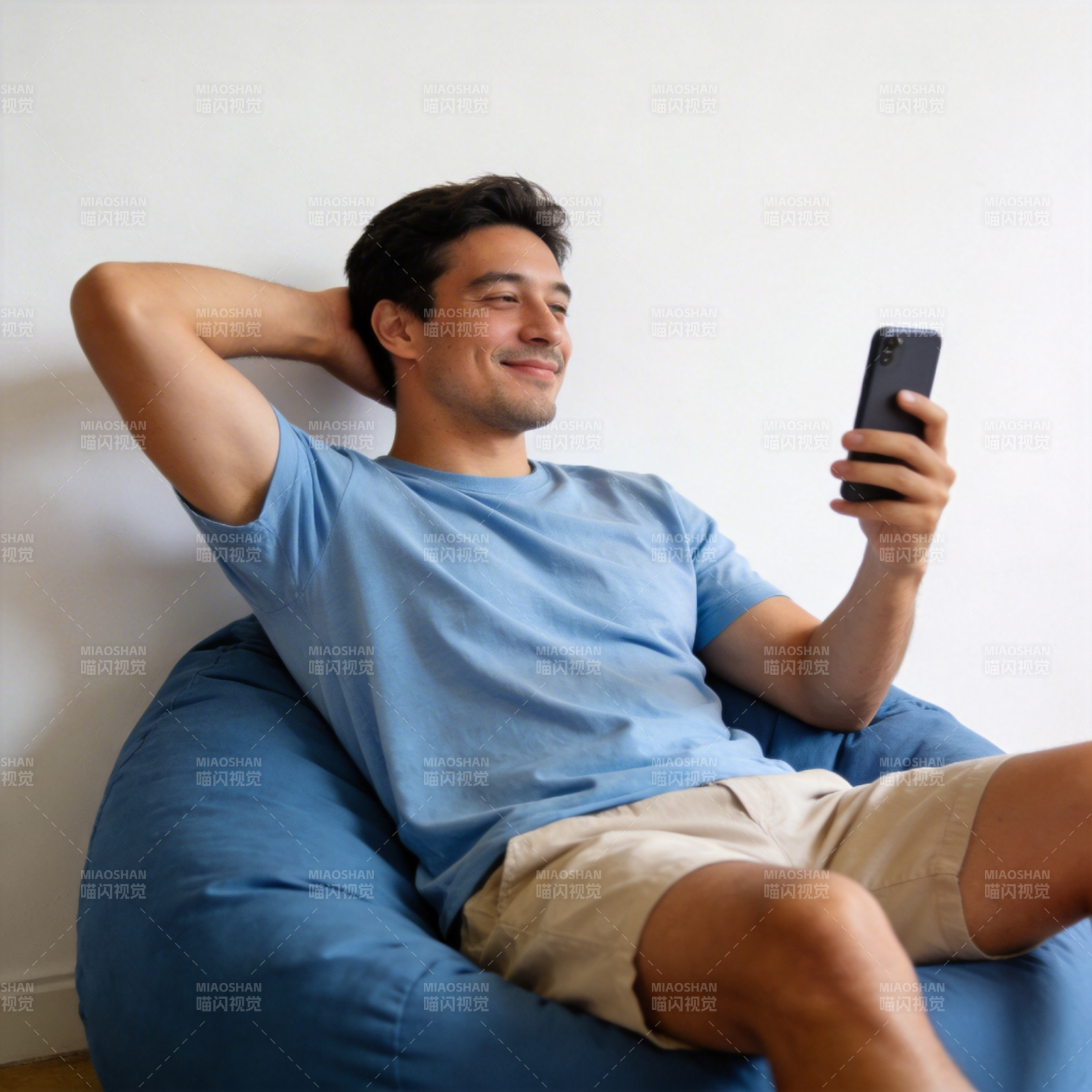 悠闲刷手机 惬意躺豆袋图片