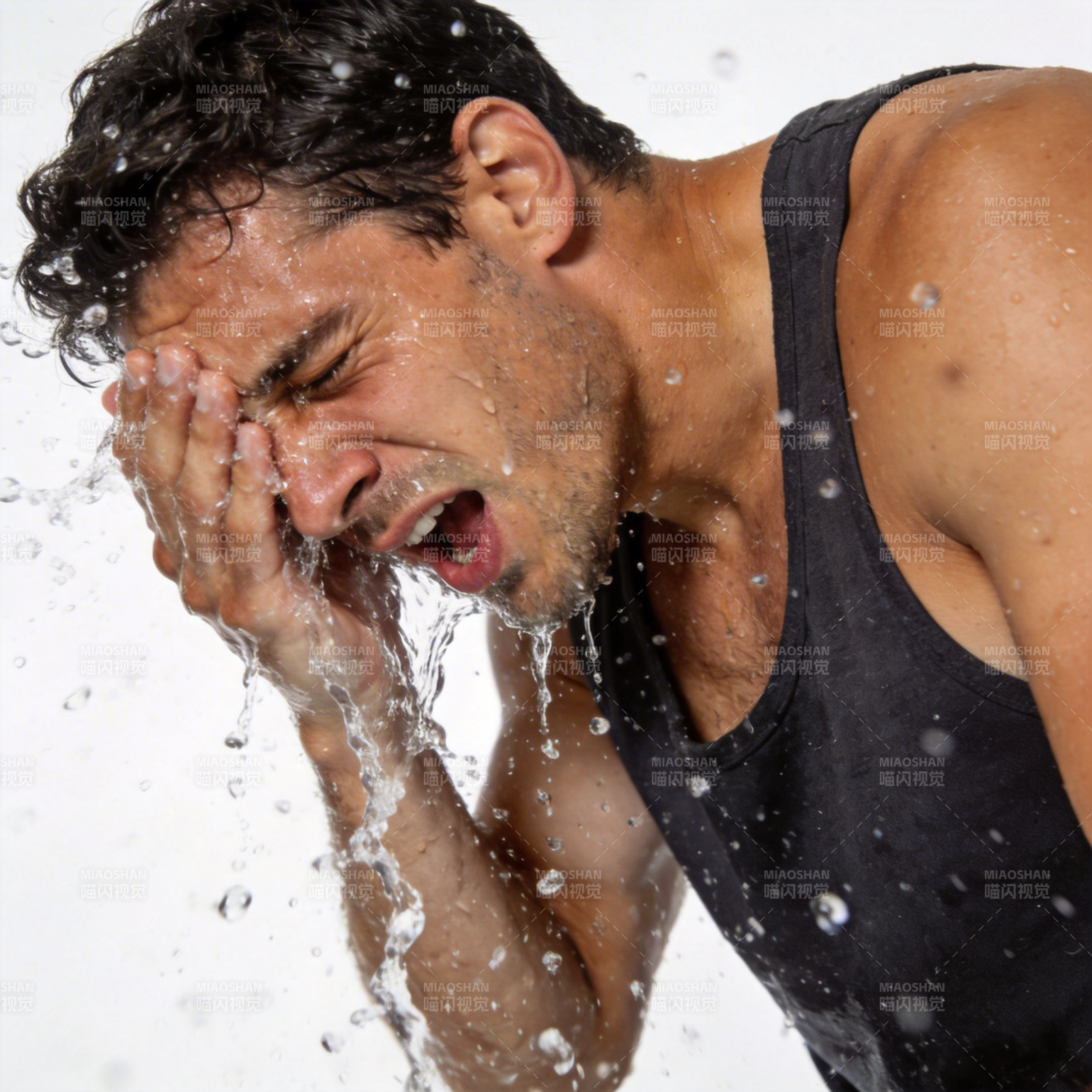 男子泼水洗脸 表情痛苦图片