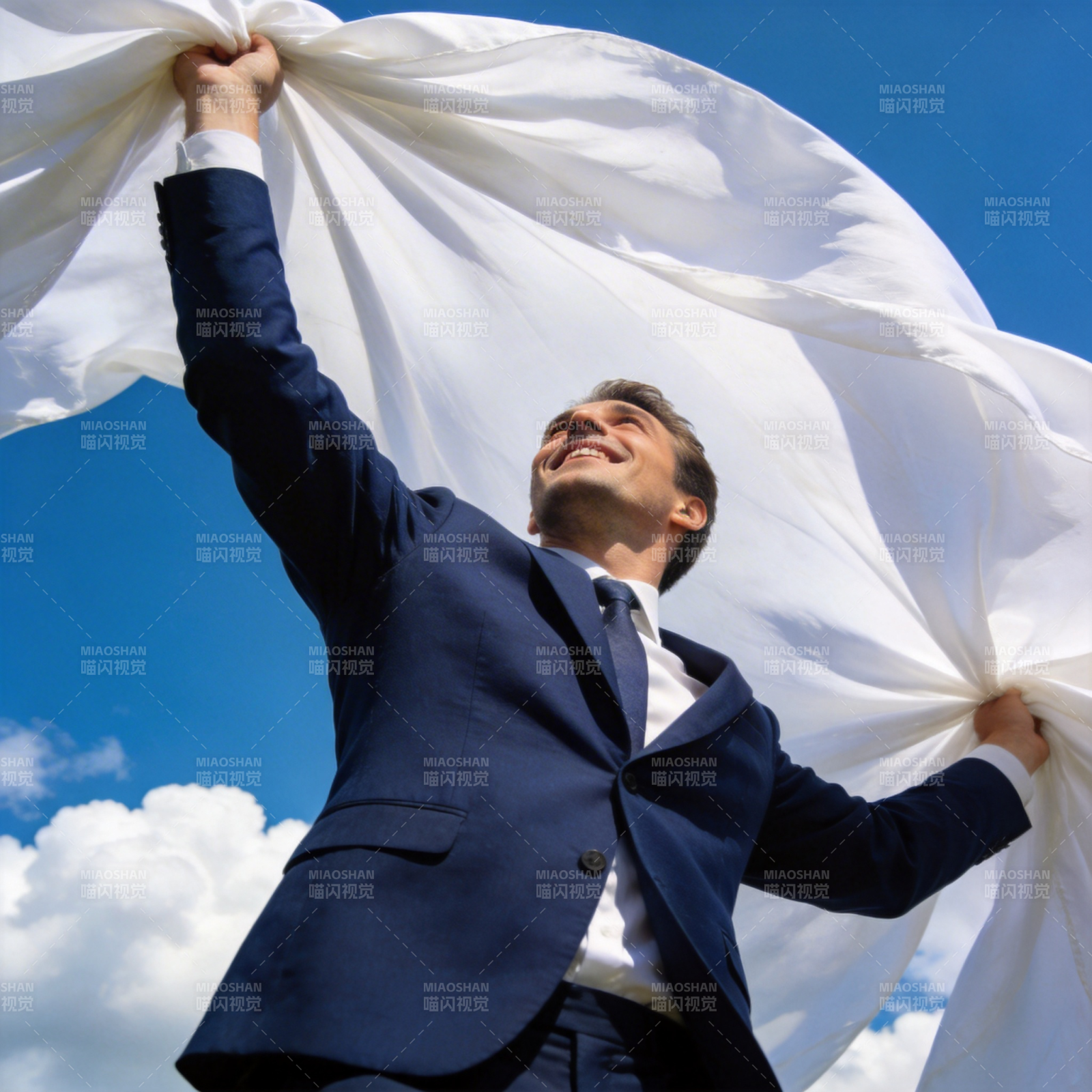 西装男举白布迎蓝天图片