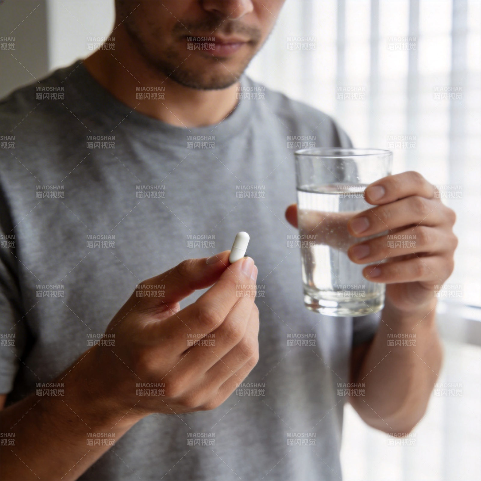 男子持药片与水杯准备服药图片