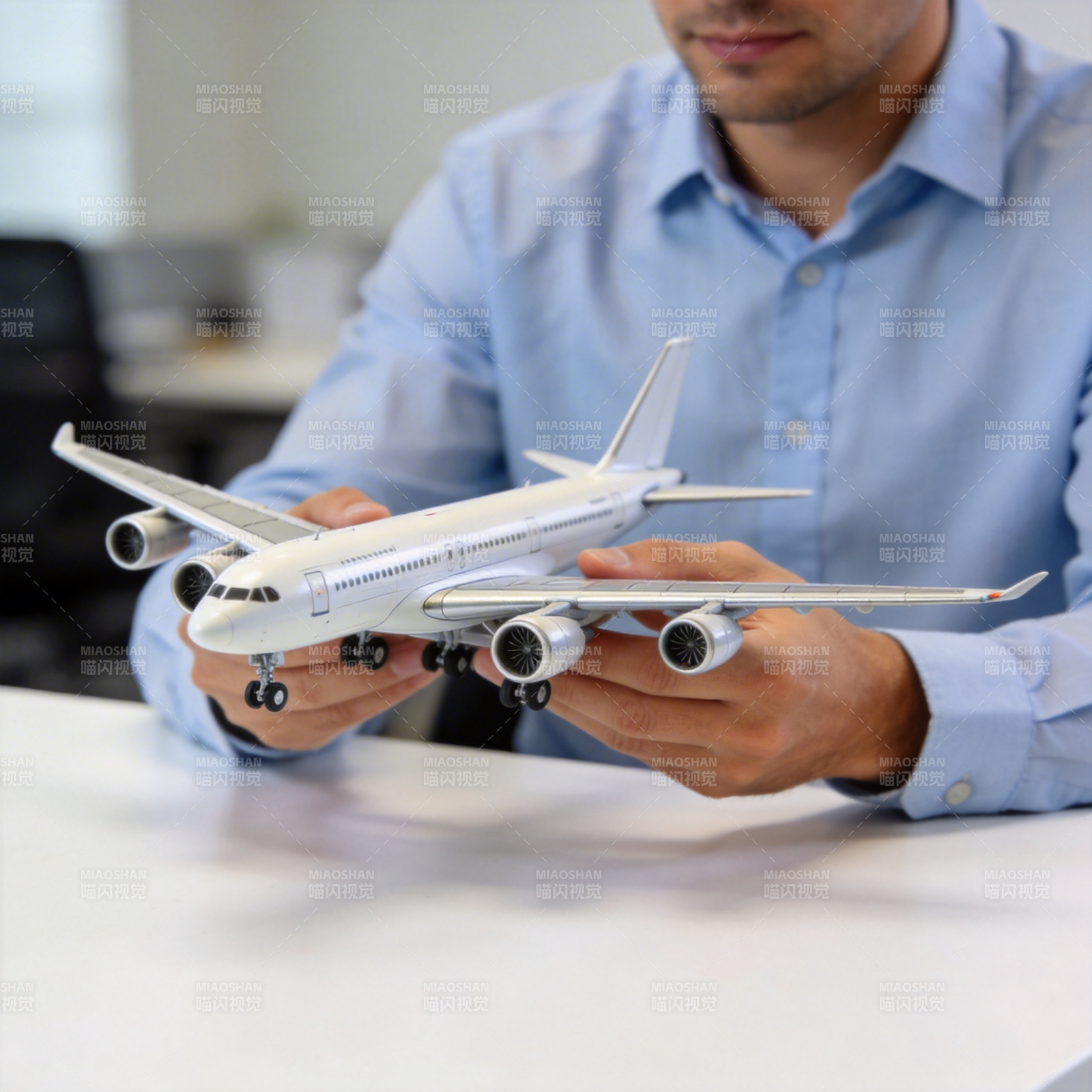 男子手持飞机模型图片