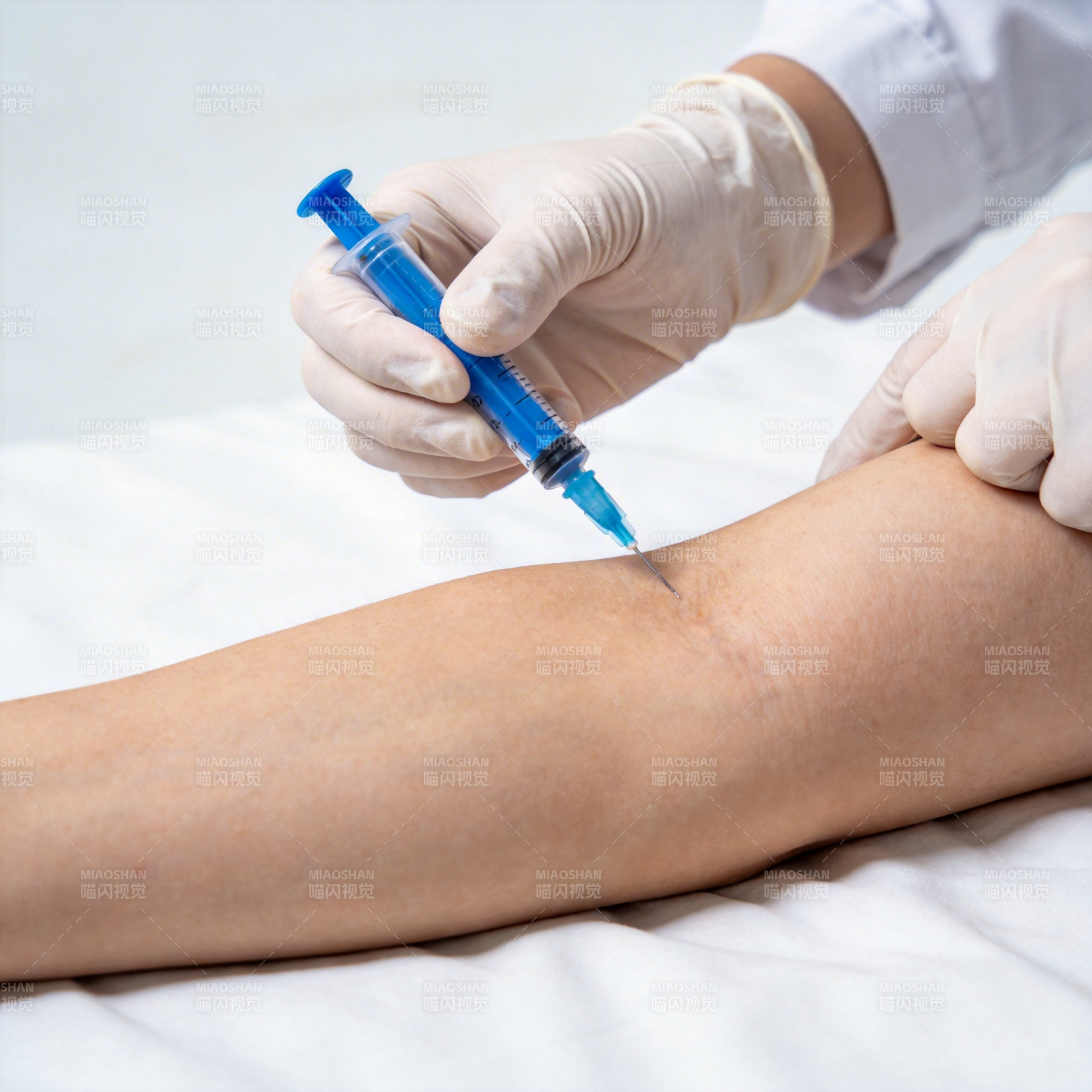 医护人员注射蓝色药液图片
