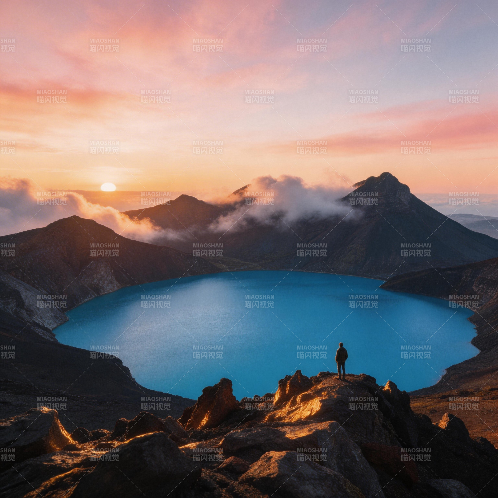 火山湖日落 孤影望苍穹图片