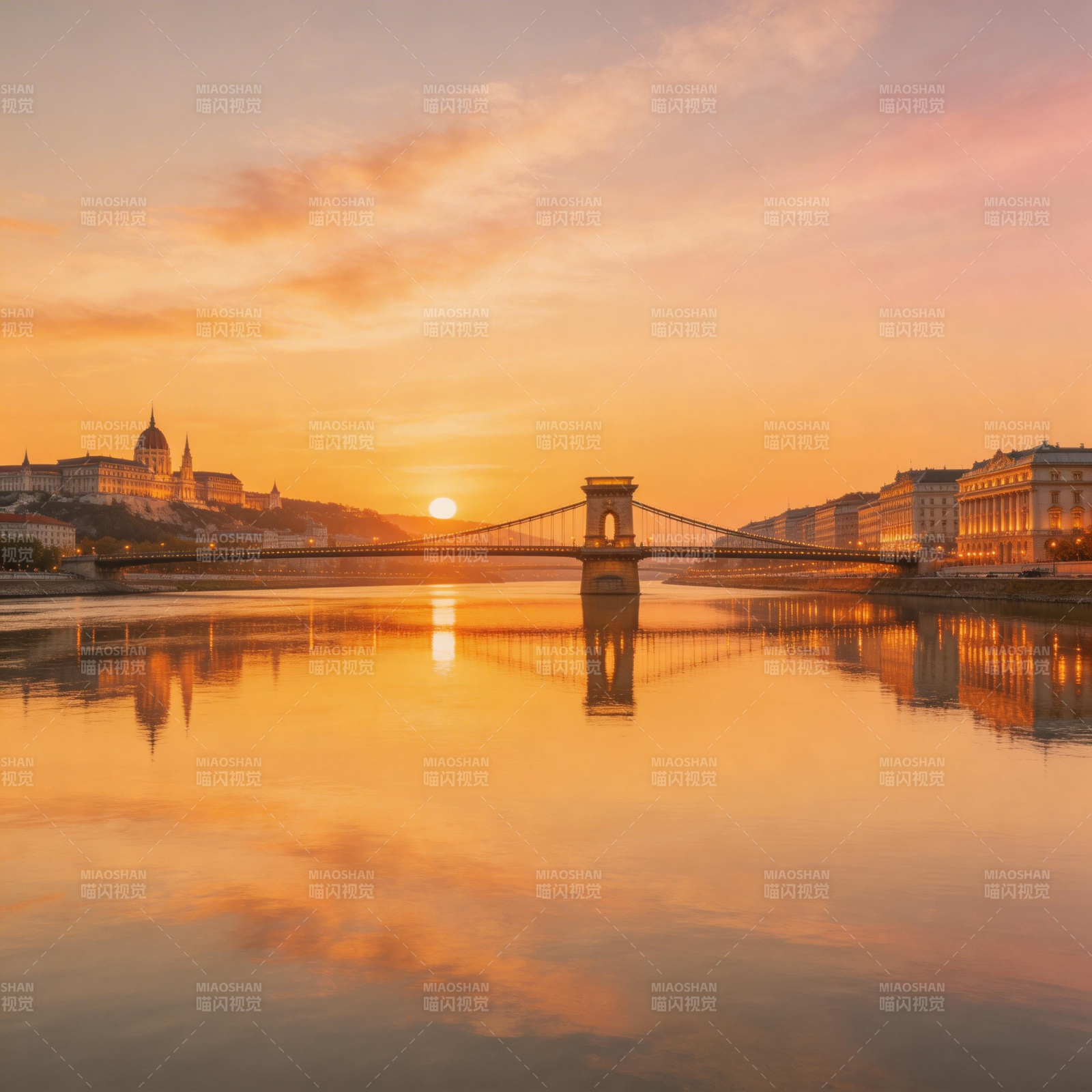 夕阳下的链子桥倒影图片