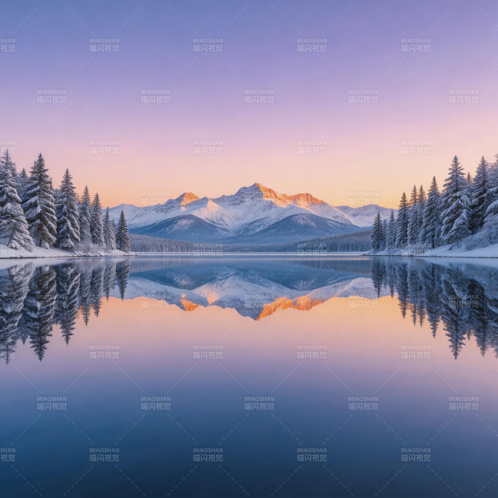 雪湖映山 霞光如镜图片