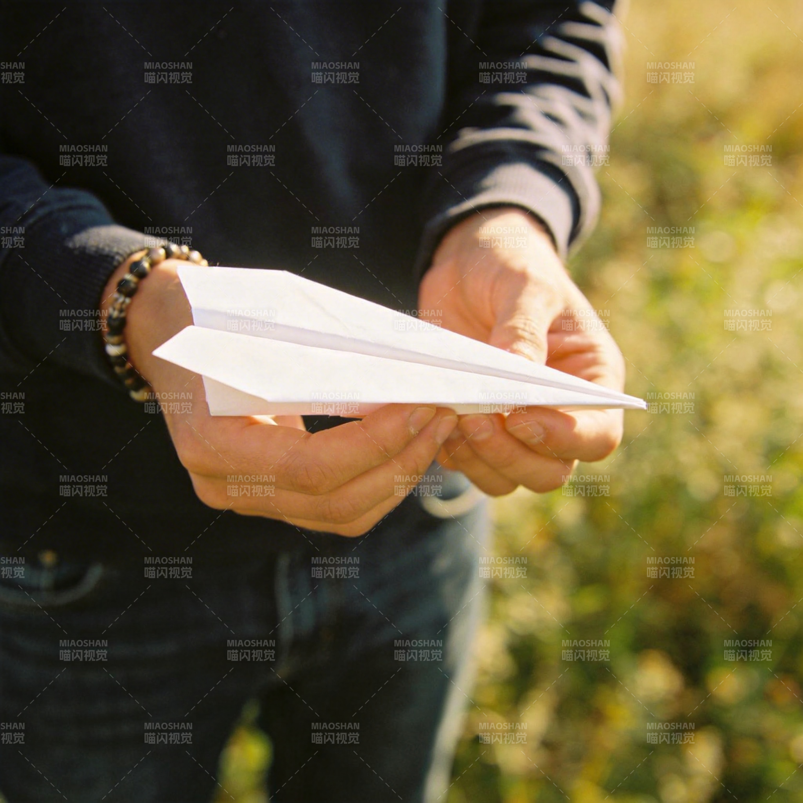 手握纸飞机 童心未泯图片