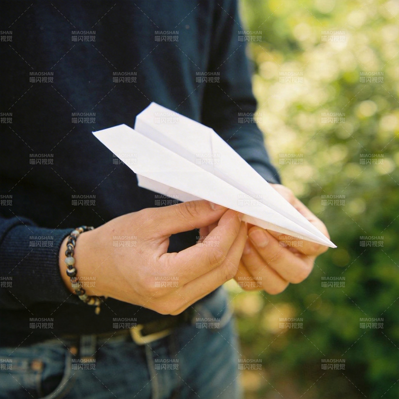 手握纸飞机 童心未泯图片