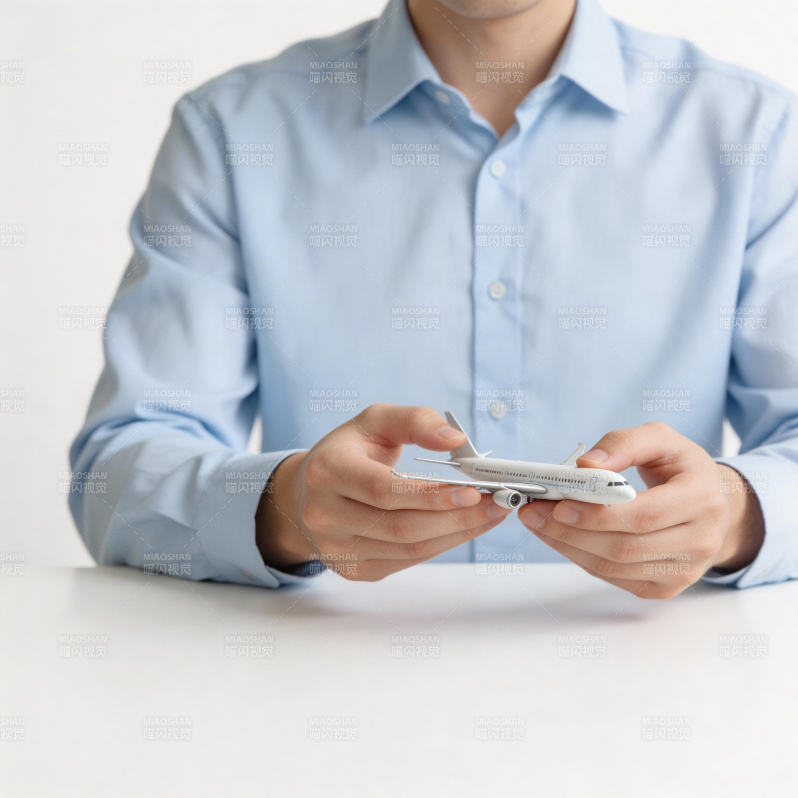 手持飞机模型 专注凝视图片