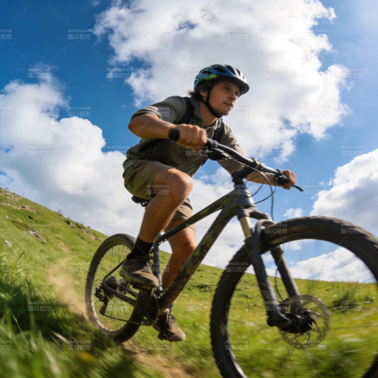 山地骑行 蓝天白云下飞驰图片