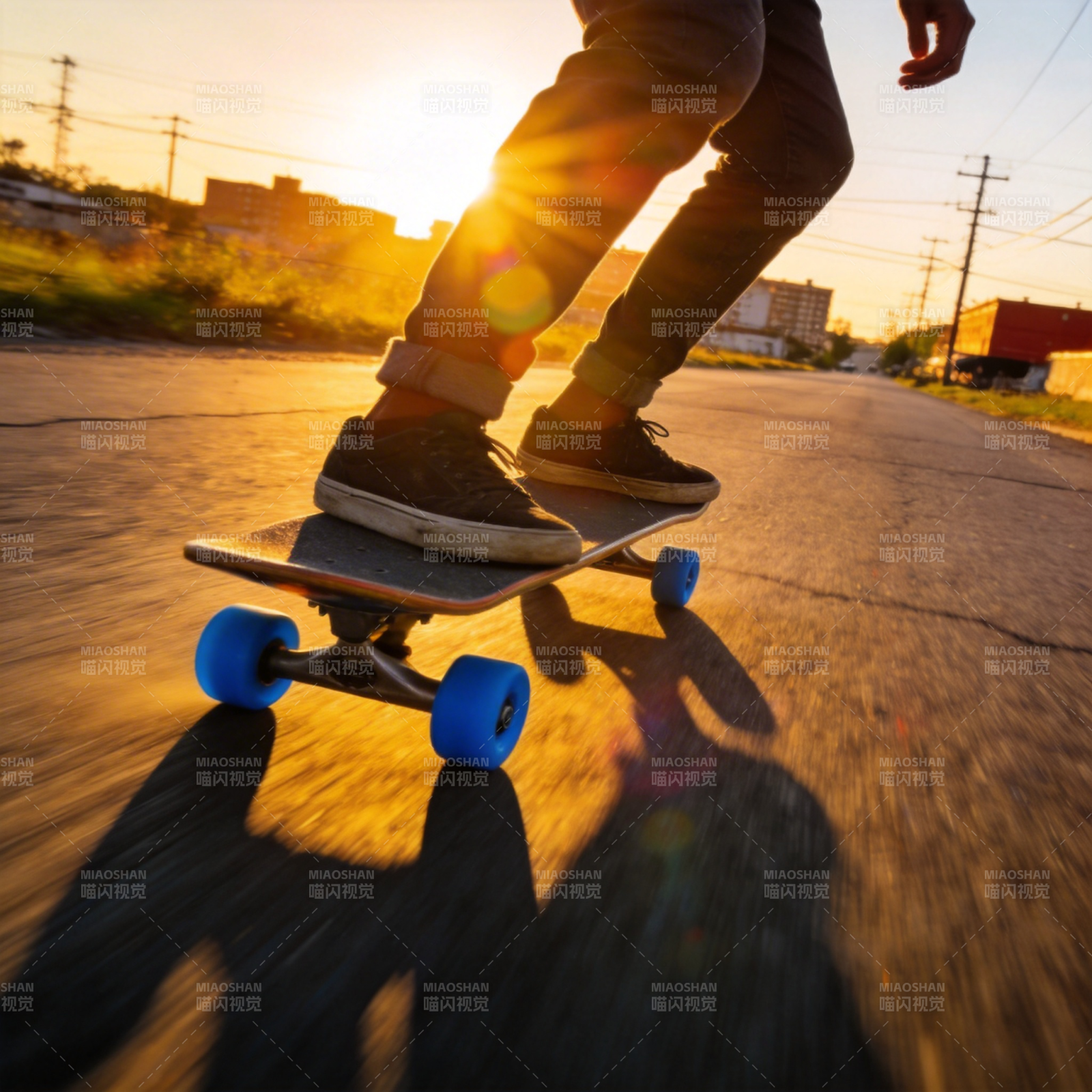 夕阳滑板少年疾驰街头图片