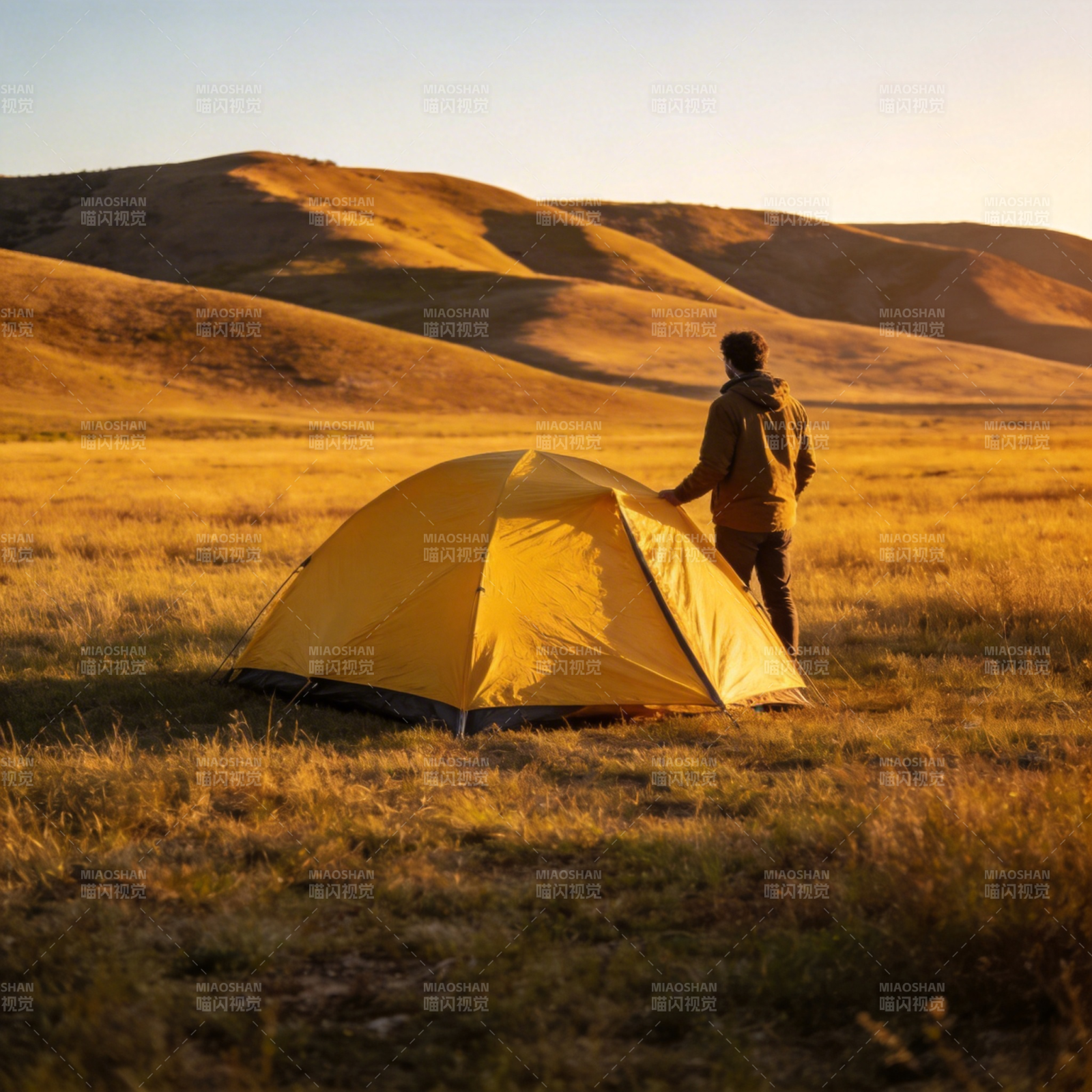 夕阳下 一人一帐伴山眠图片