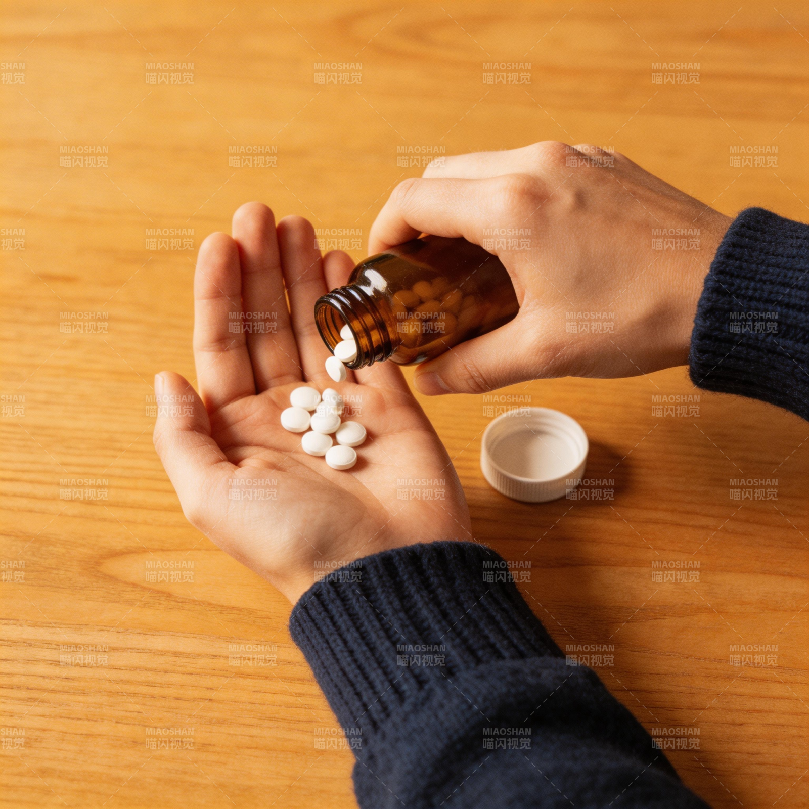 倒药片入掌心图片