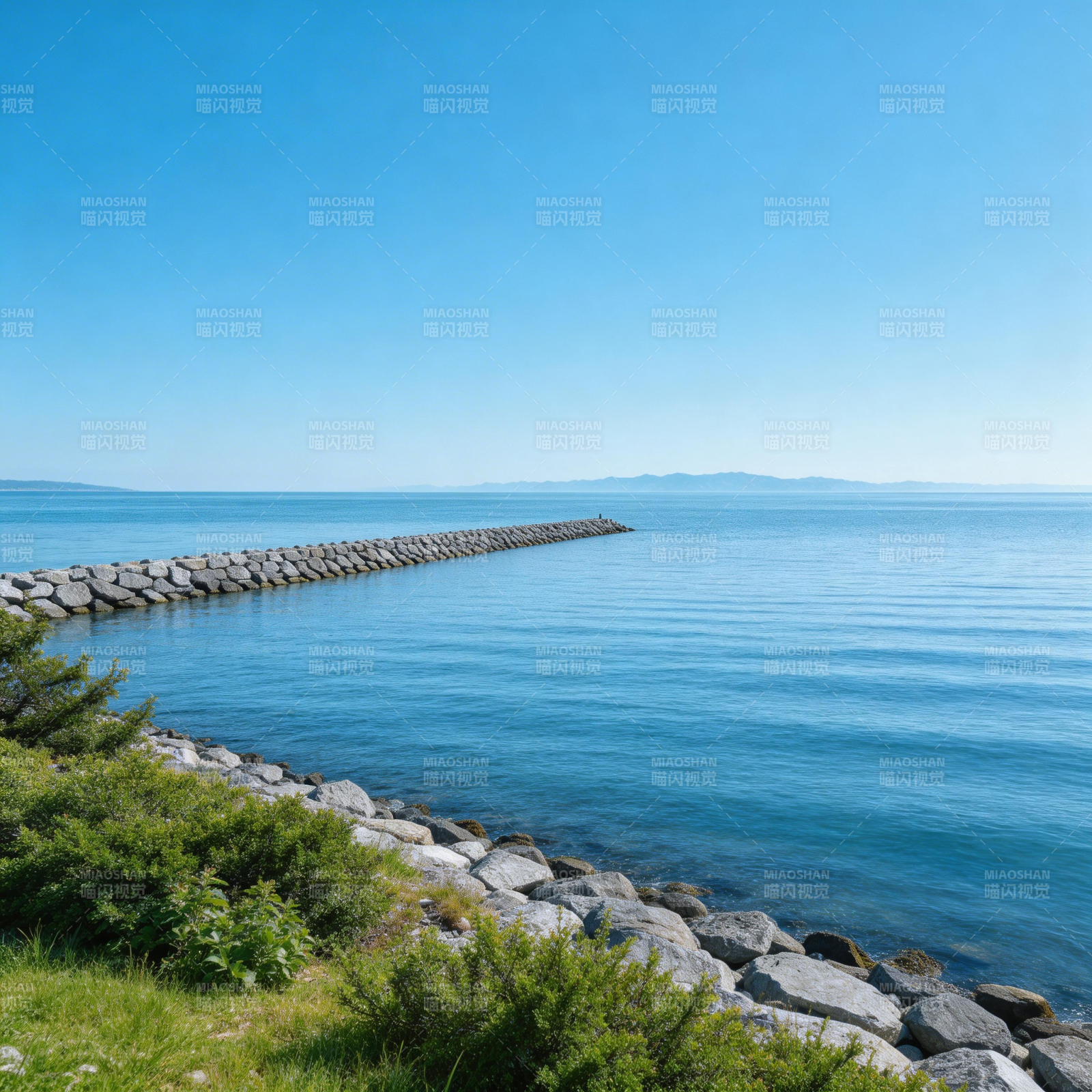 碧海蓝天 石堤延伸向远方图片