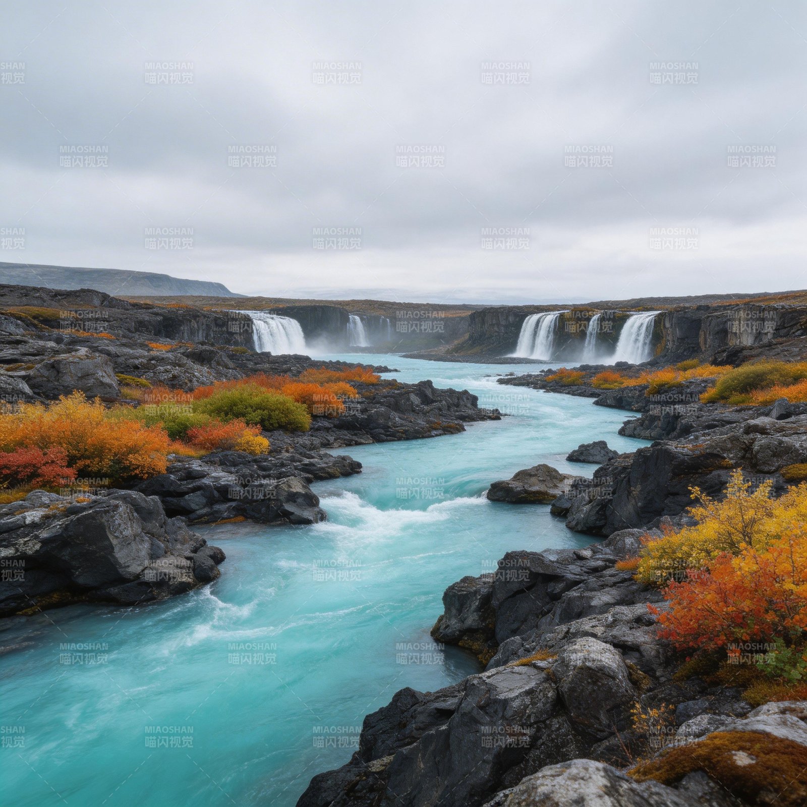 秋染冰河 瀑布飞泻如练图片