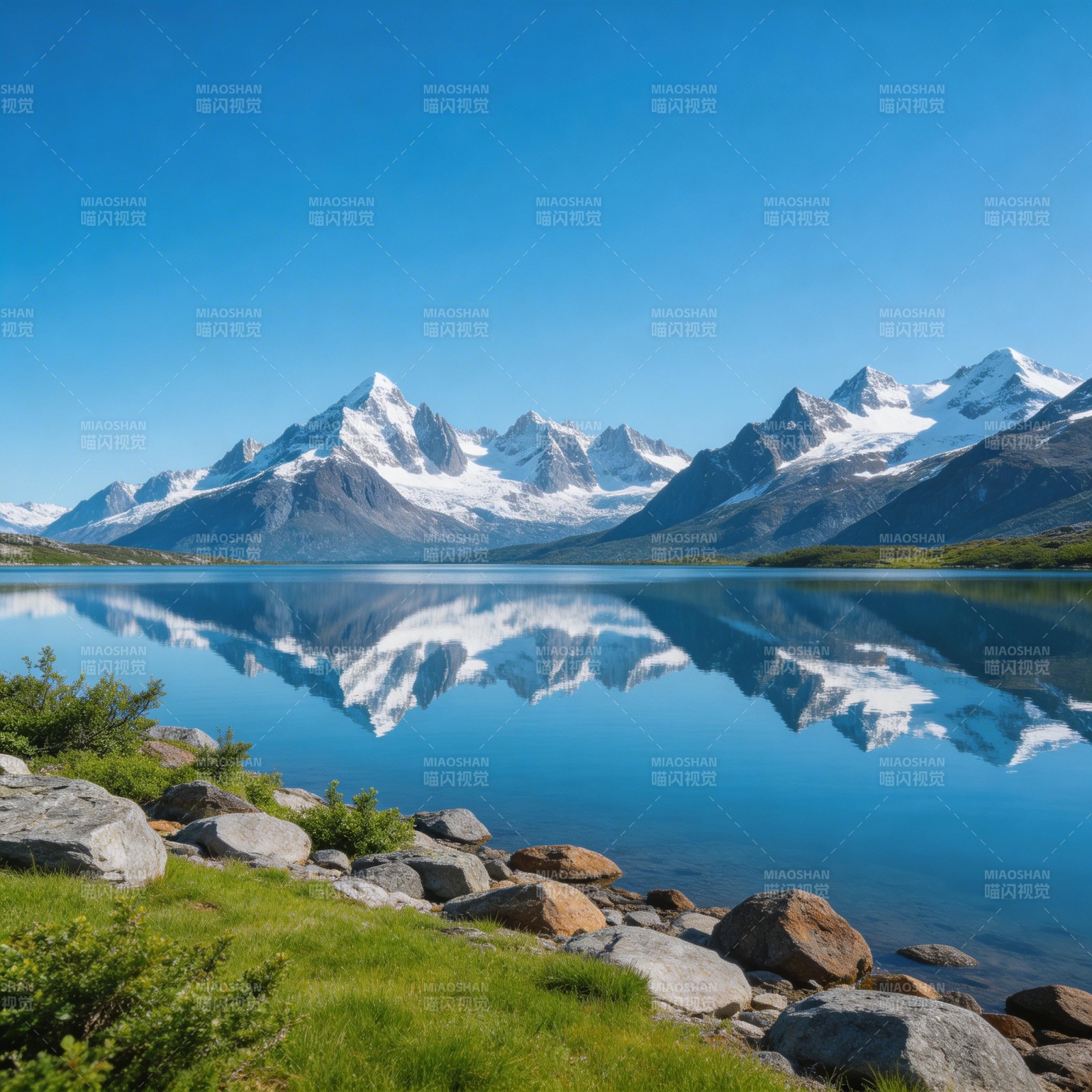 雪山映湖 静谧如画图片