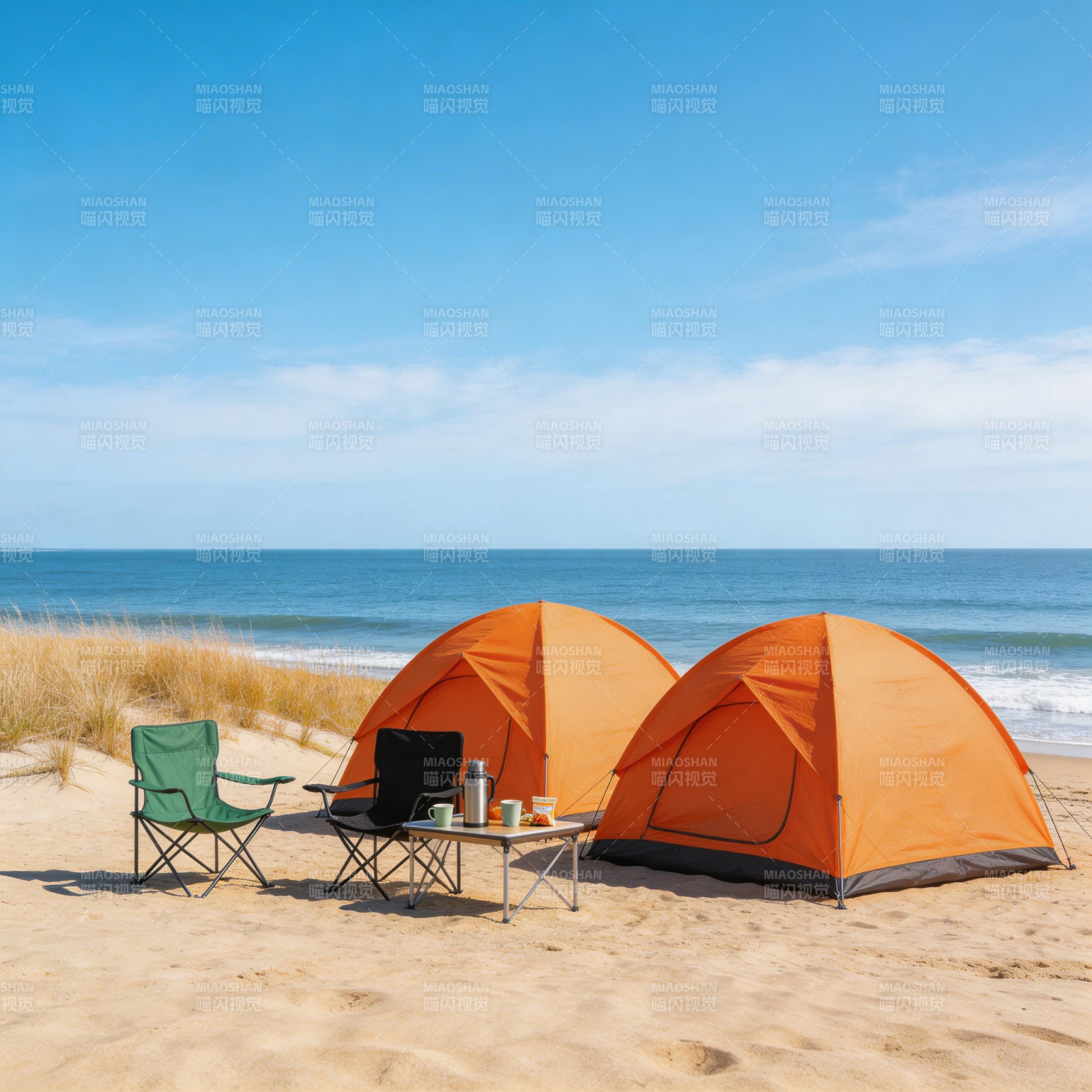 海边双橙帐篷露营景图片