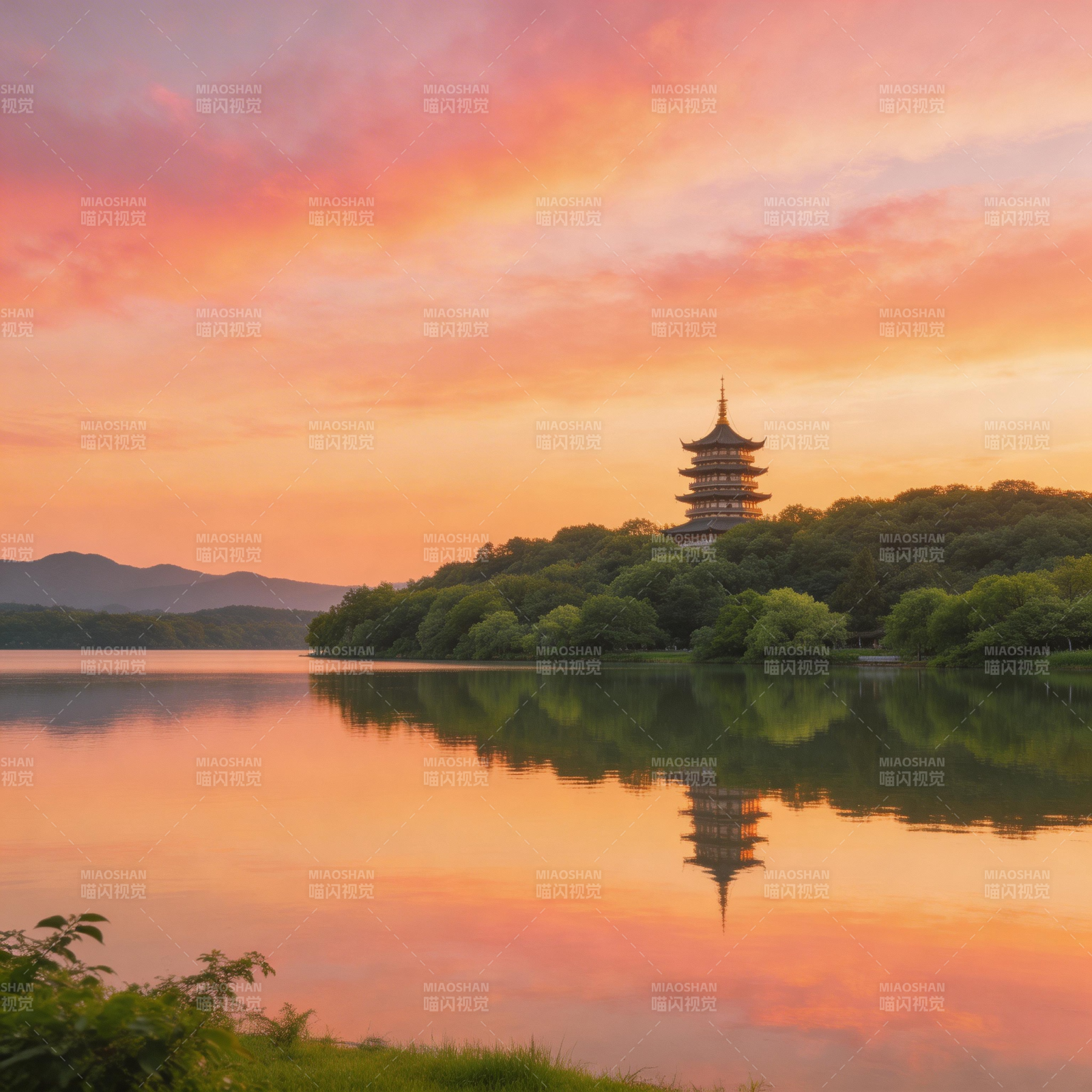 湖光塔影映晚霞图片