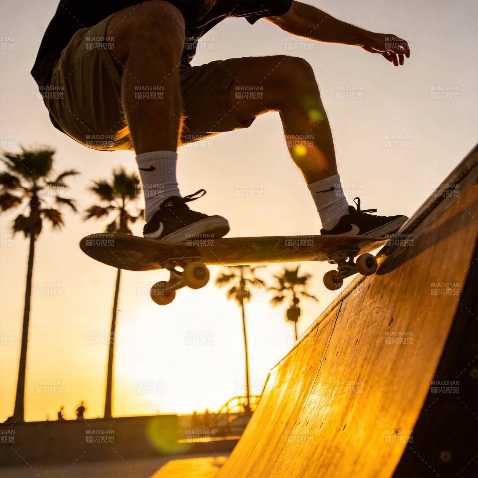 夕阳滑板少年跃坡瞬间图片