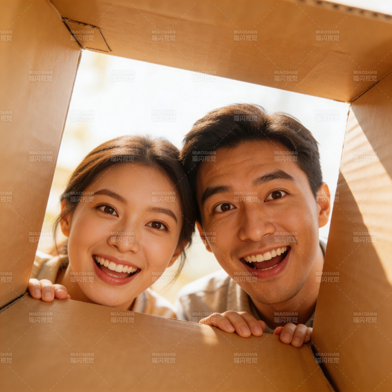 箱中惊喜 笑靥如花图片