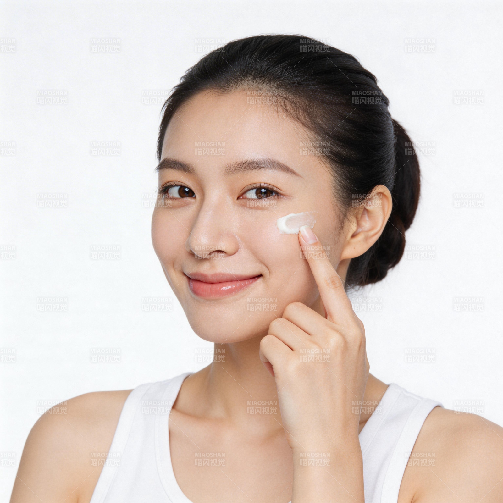 女子轻点面霜 笑容温柔自然图片