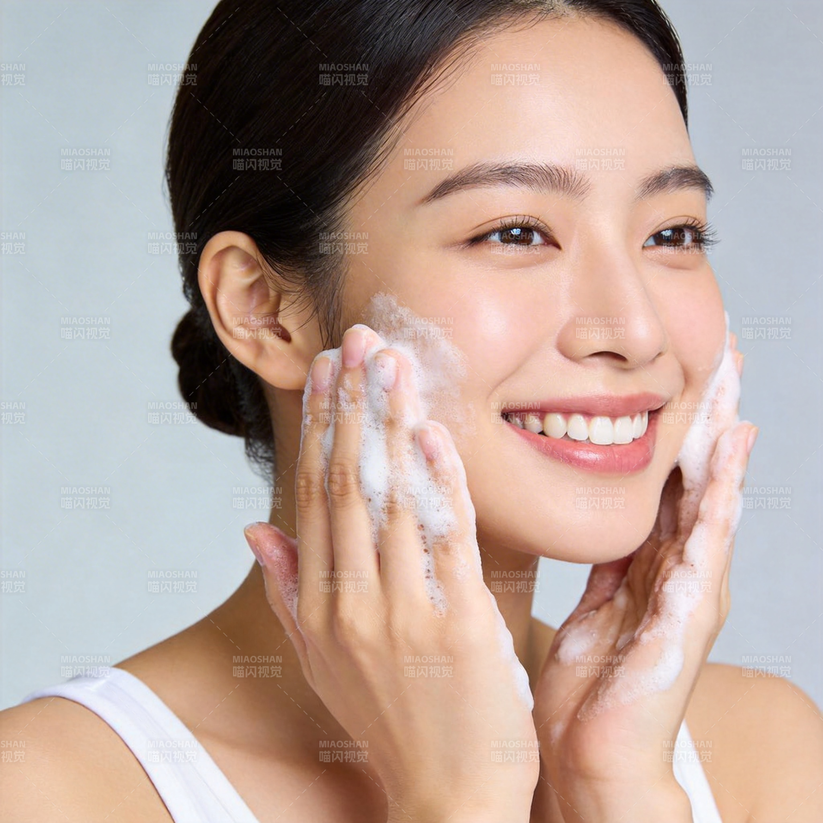 洁面泡沫 焕亮肌肤笑容图片