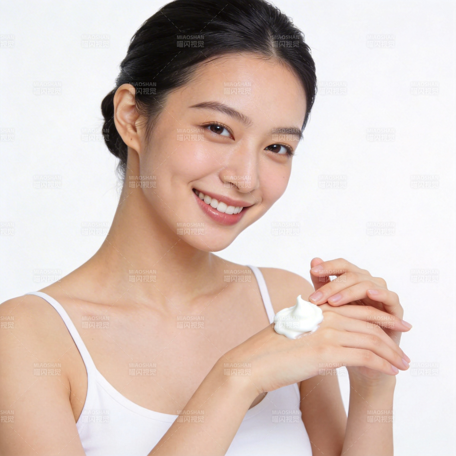 微笑女子涂抹护肤霜图片