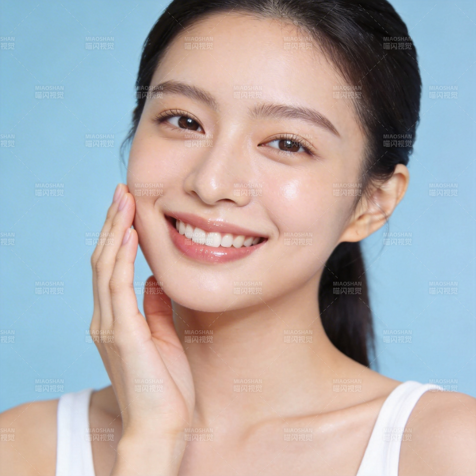 清新微笑 手轻抚脸颊图片