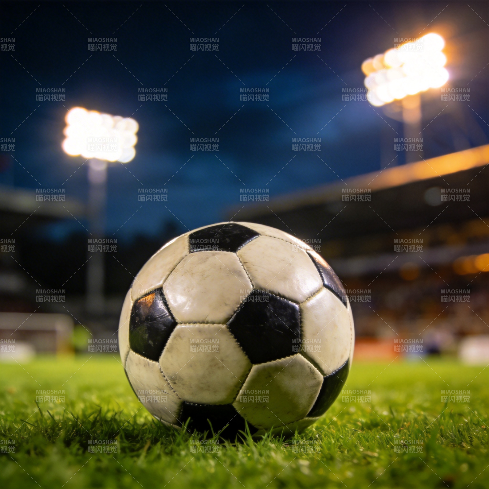 夜幕球场 足球静待开赛图片