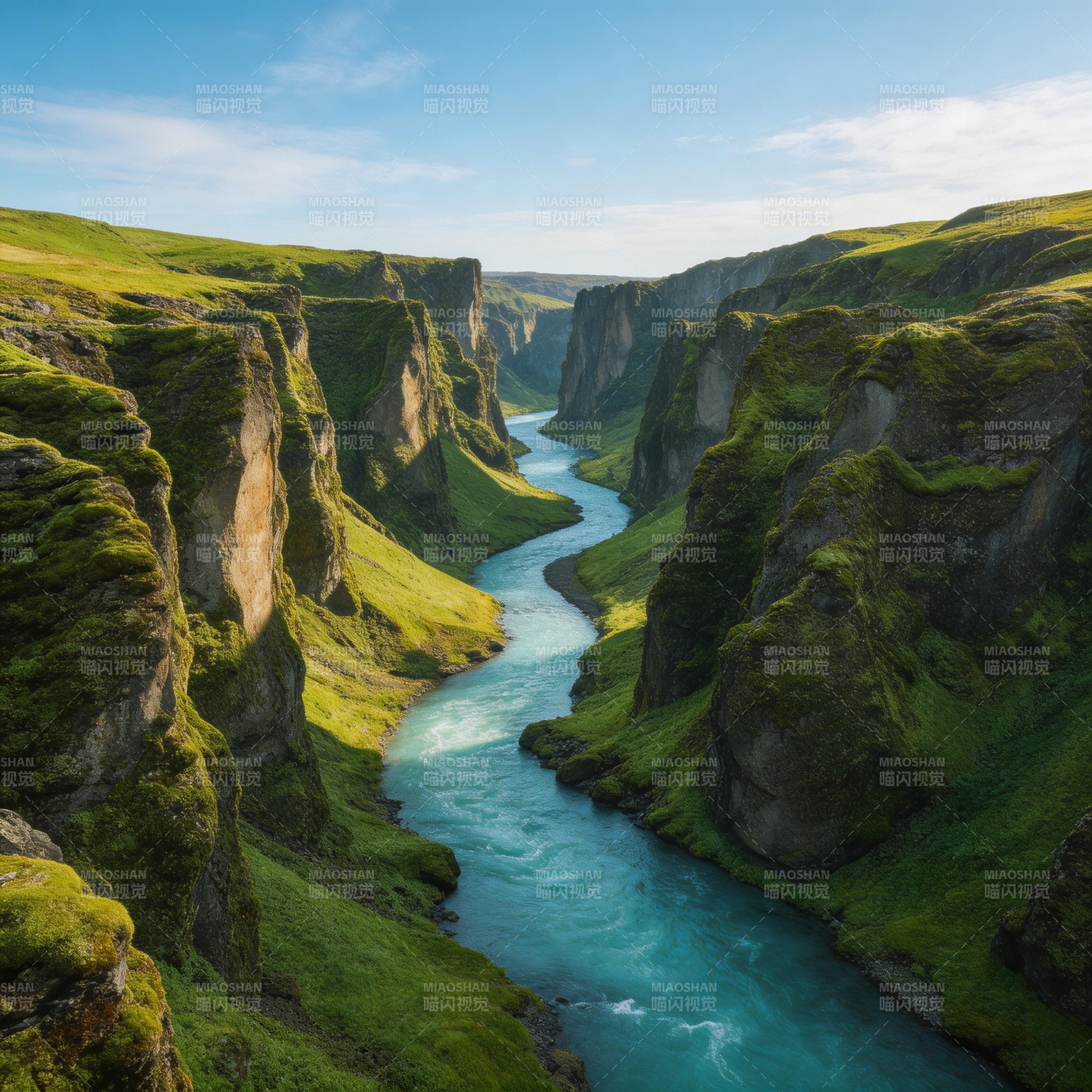 峡谷碧流 绿崖环抱图片