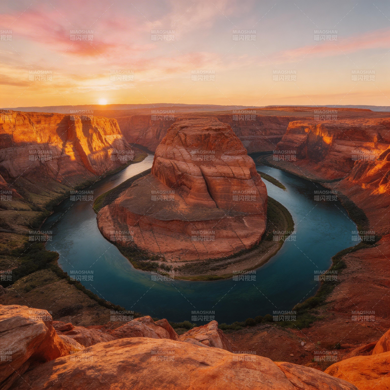 马蹄湾日落 红岩绕碧水图片