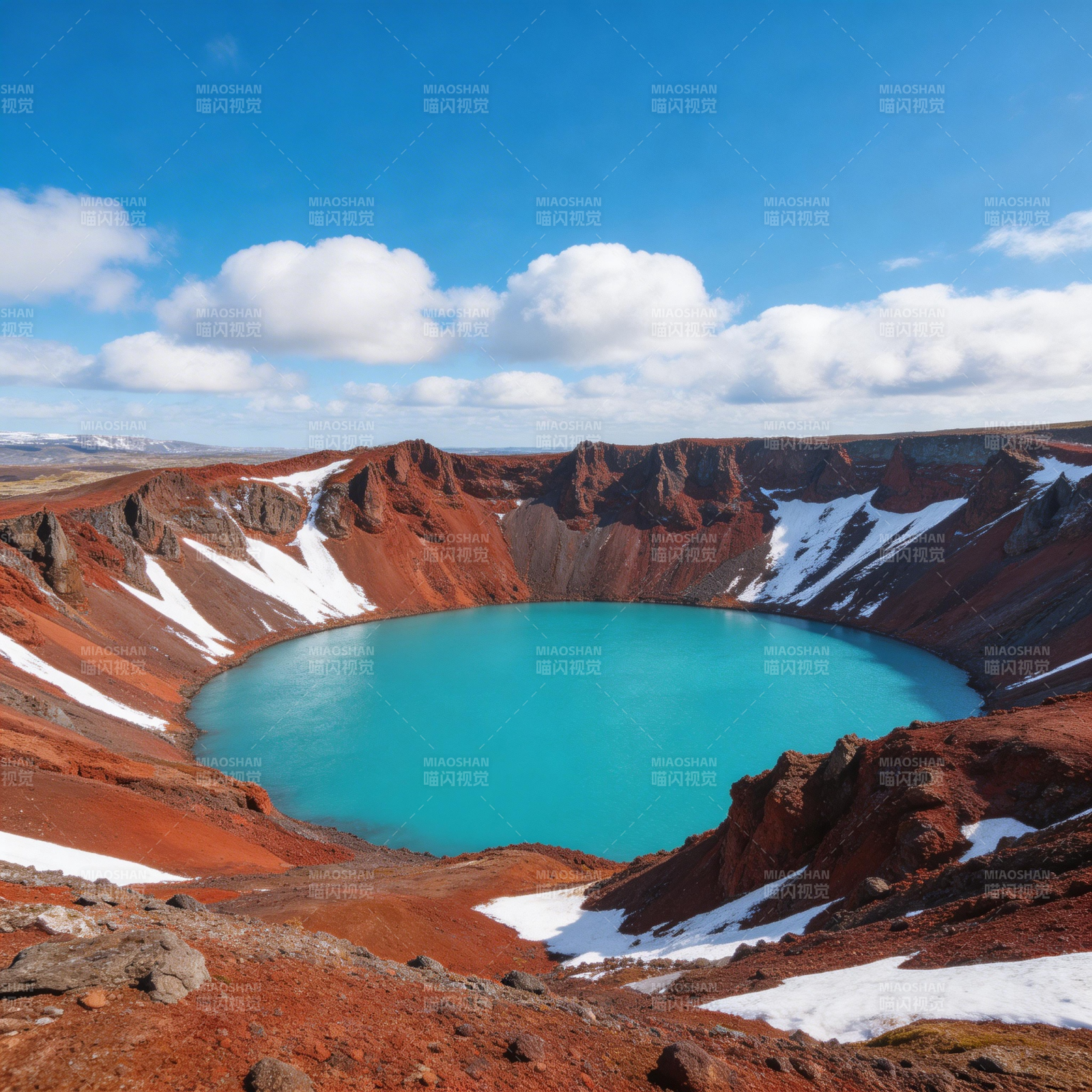 红岩碧湖 雪点缀火山口图片