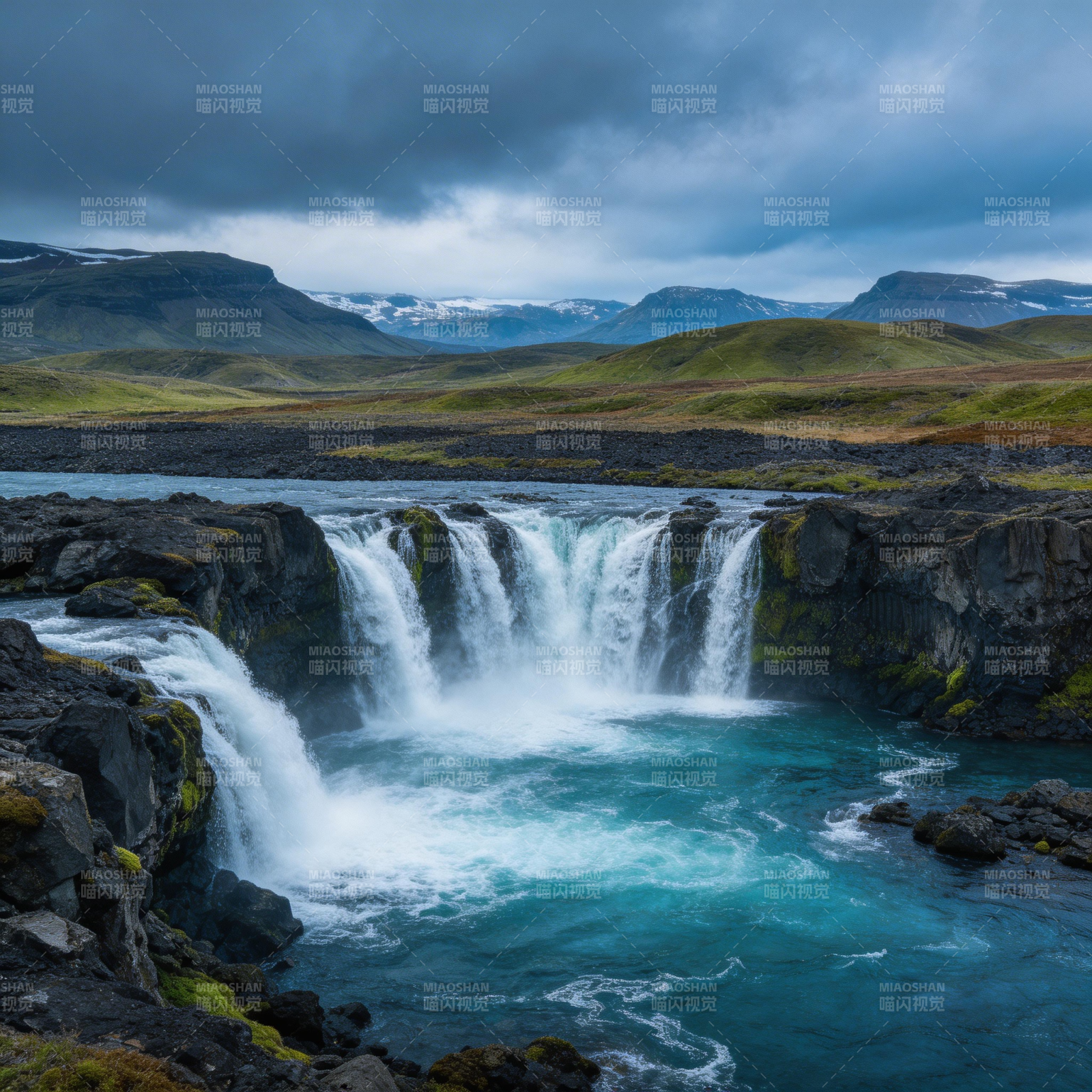 冰瀑奔流 碧潭映苍穹图片