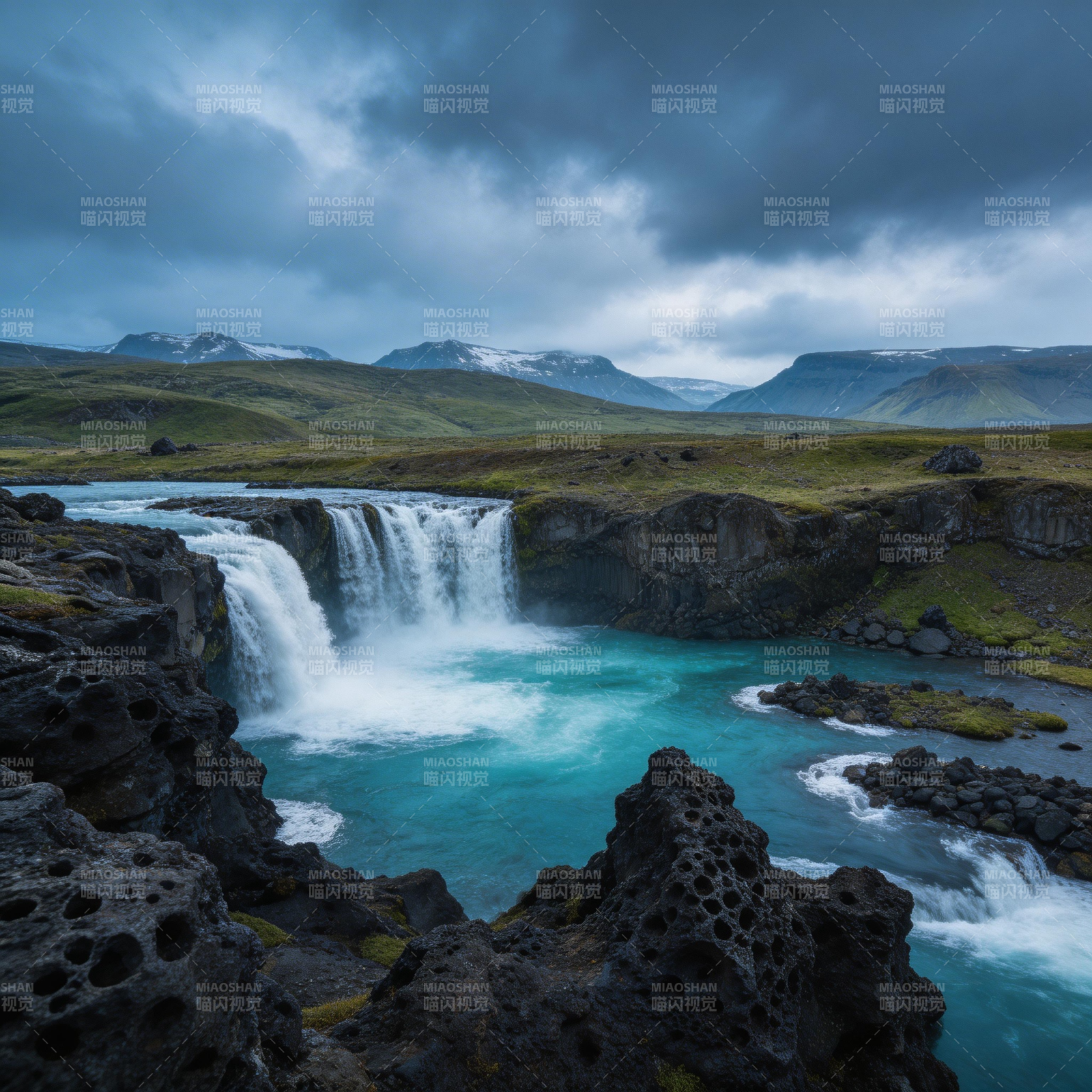 冰河瀑布 蓝水奔流图片