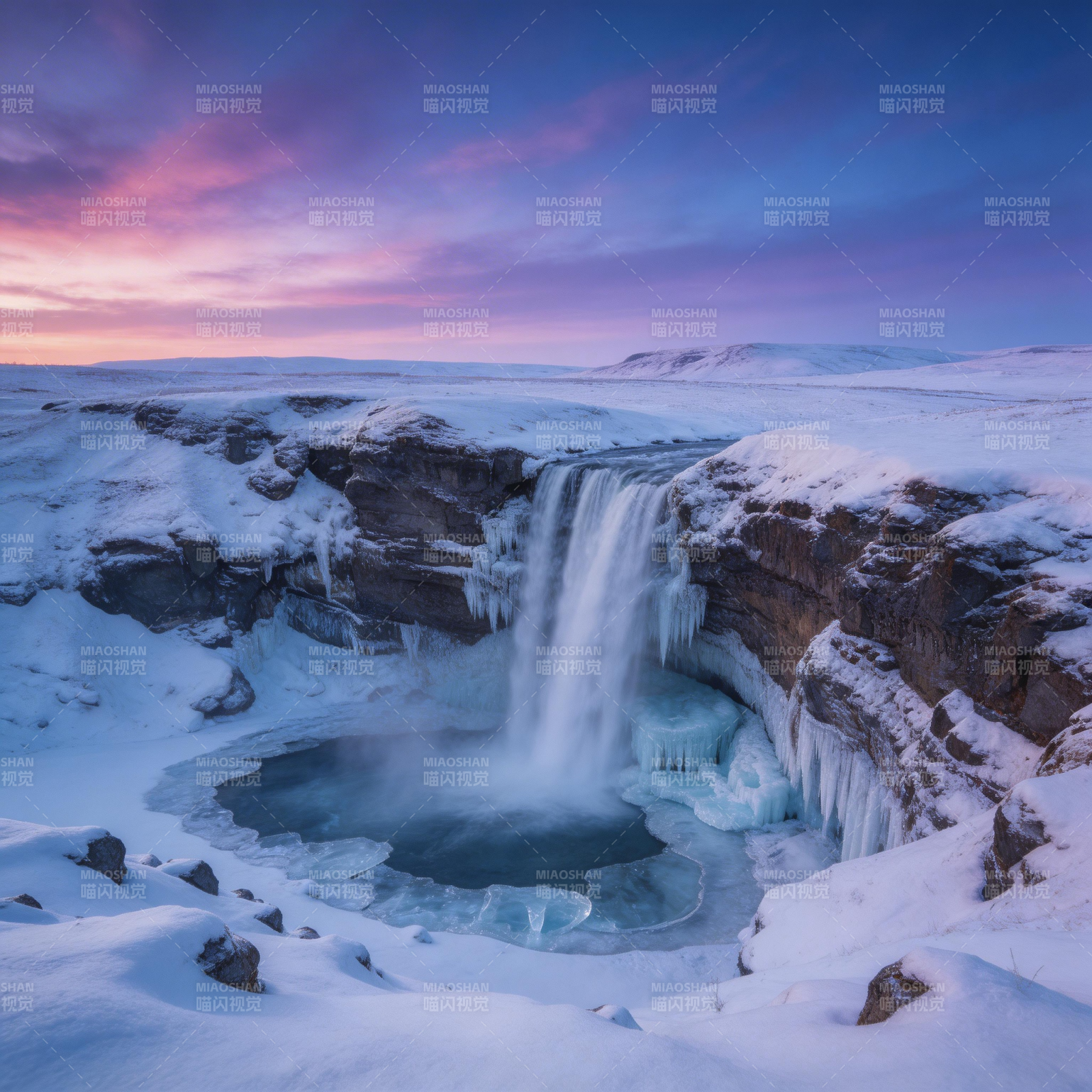 雪瀑冰潭映霞光图片