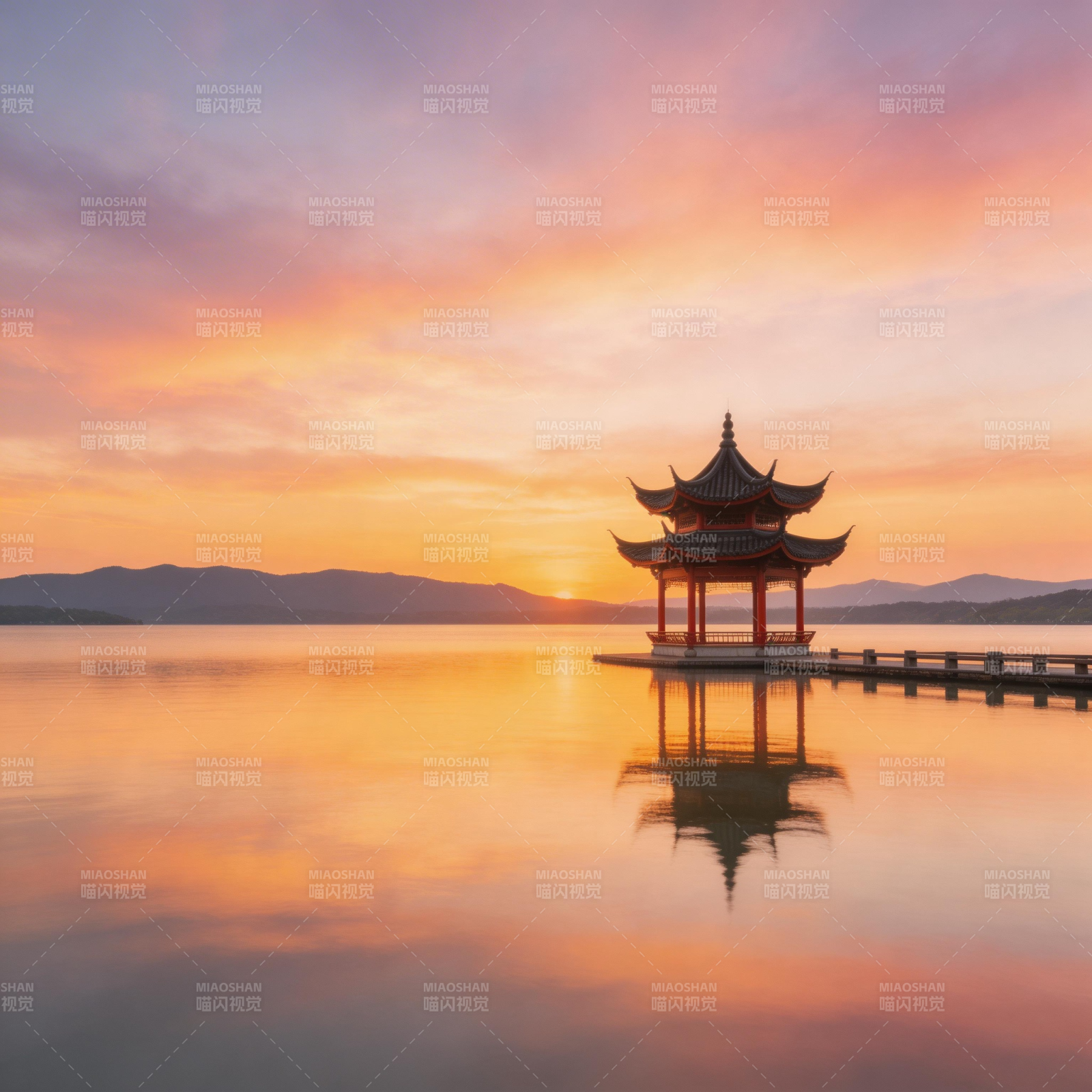 湖心亭映晚霞图片