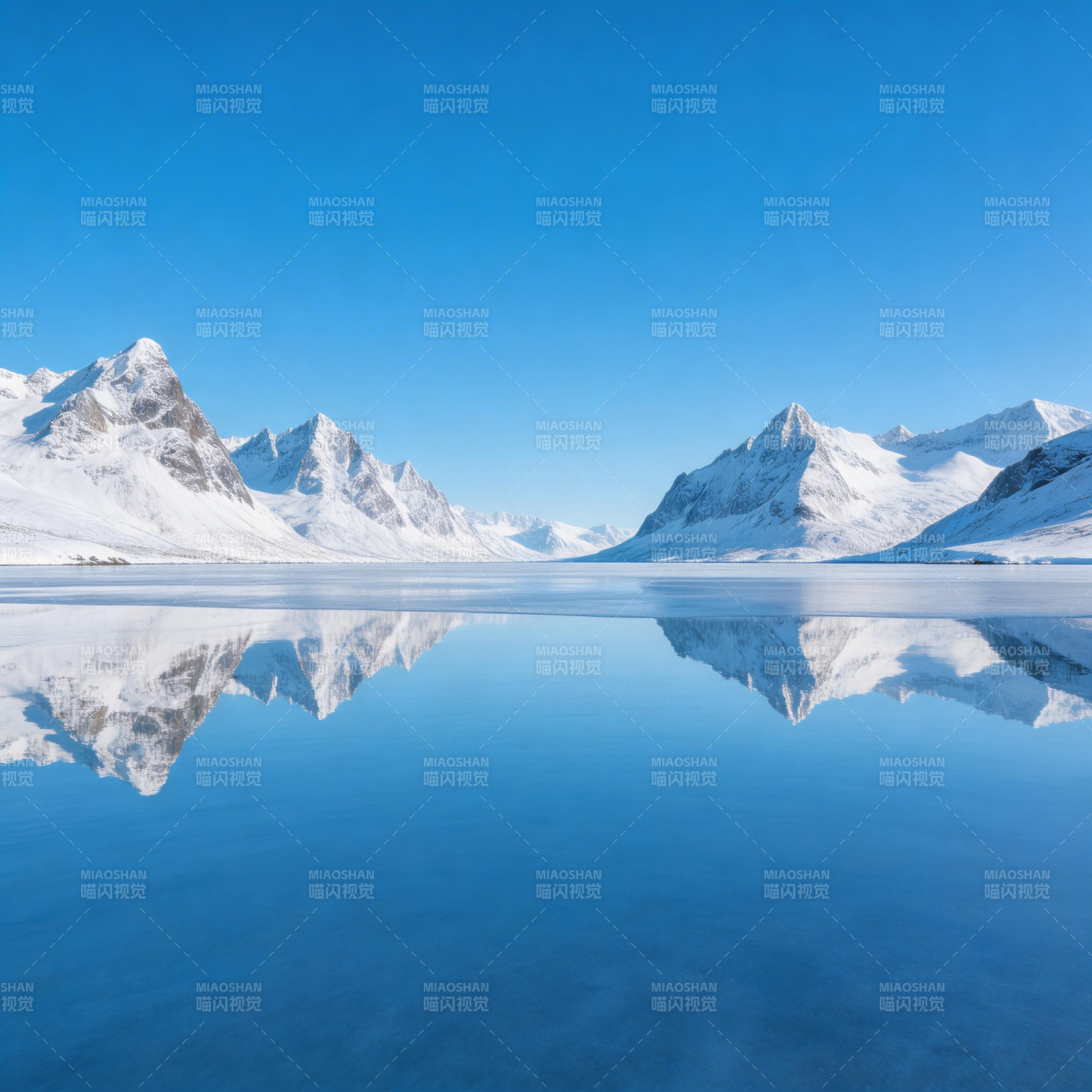 雪山倒影 静谧如镜图片