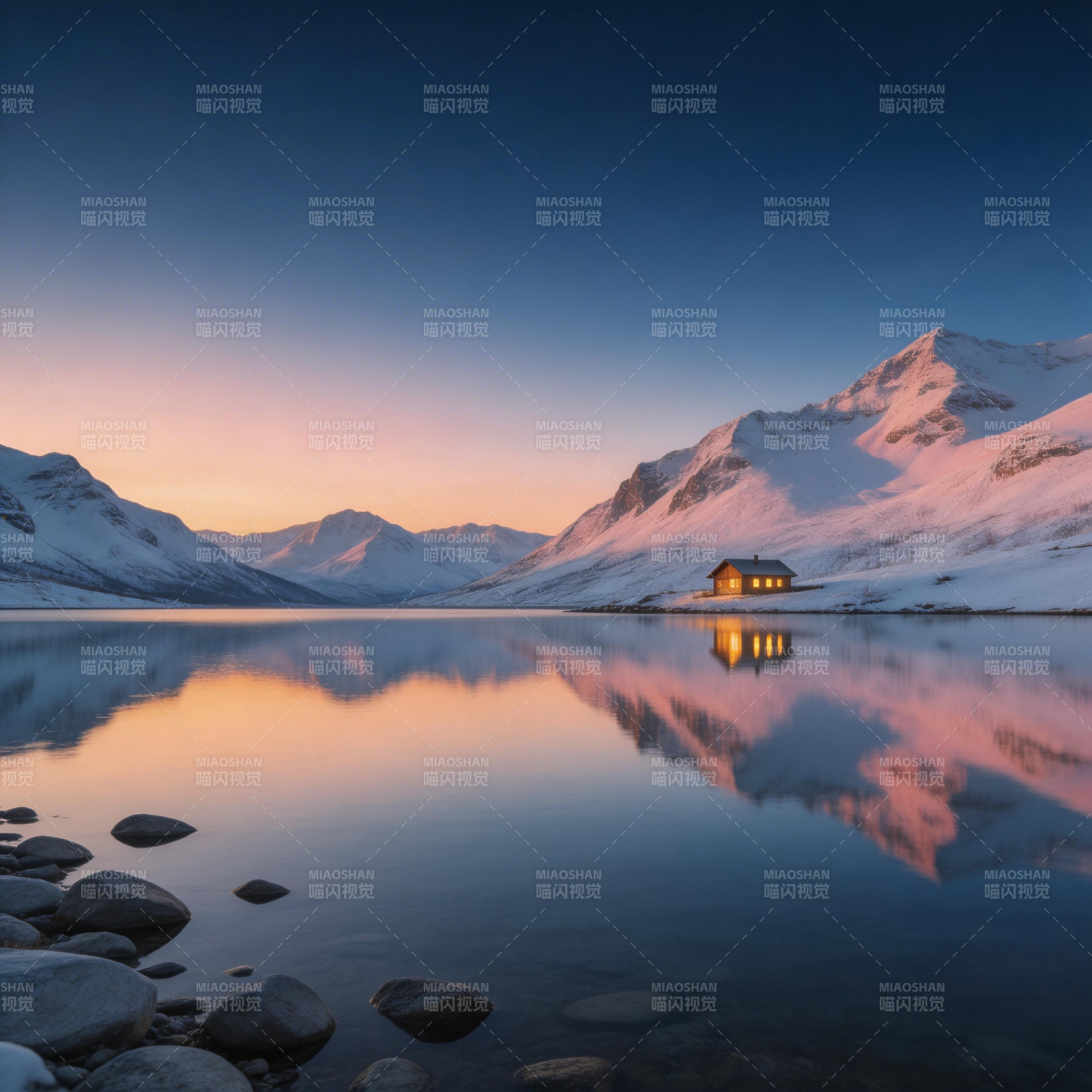 雪山湖影 孤屋暖光图片