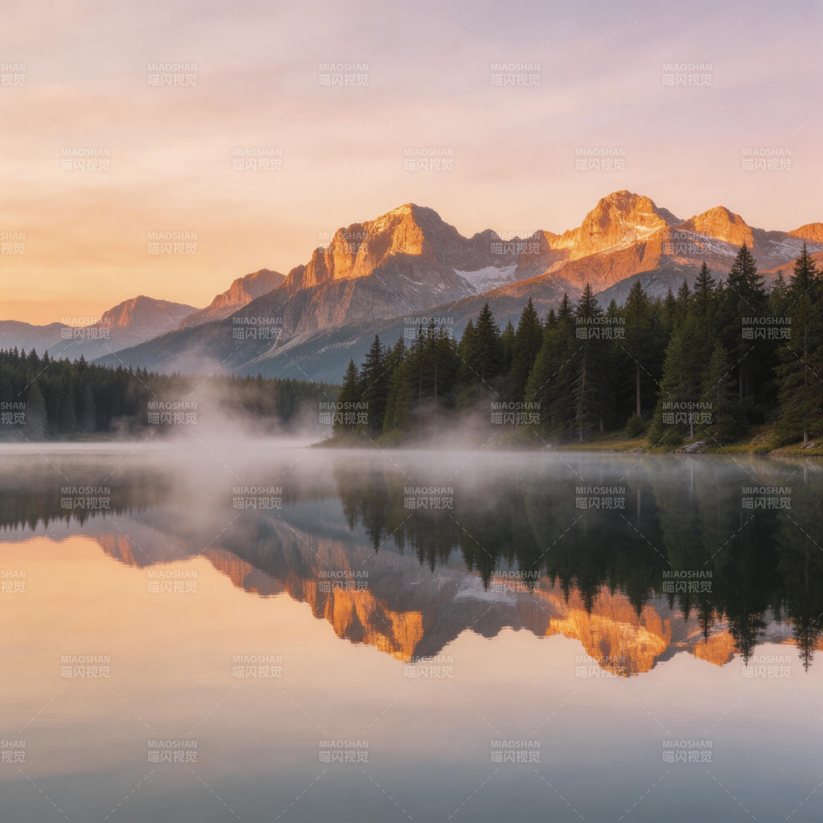 晨曦山湖 雾绕峰影倒映中图片