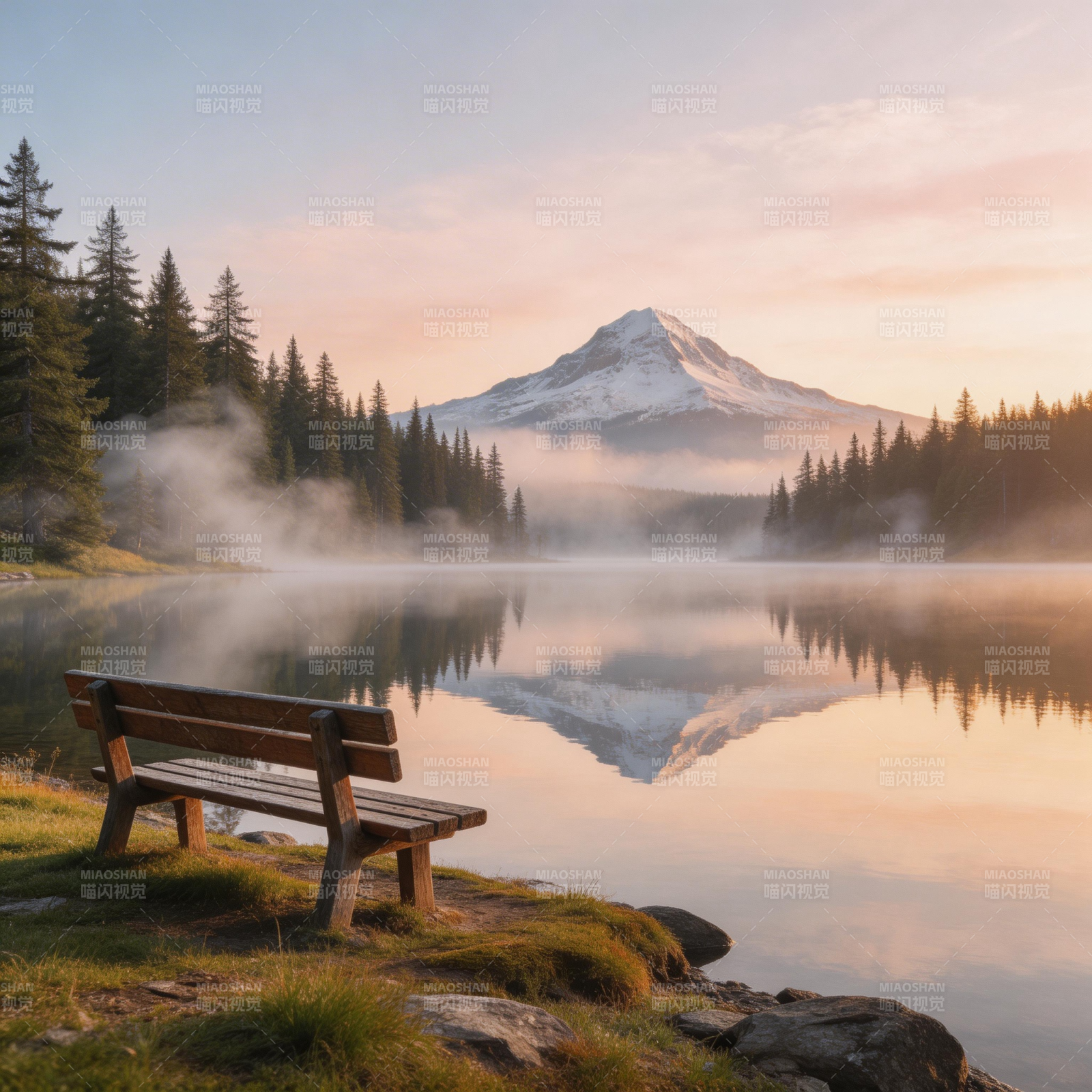 晨雾湖光山色静美如画图片