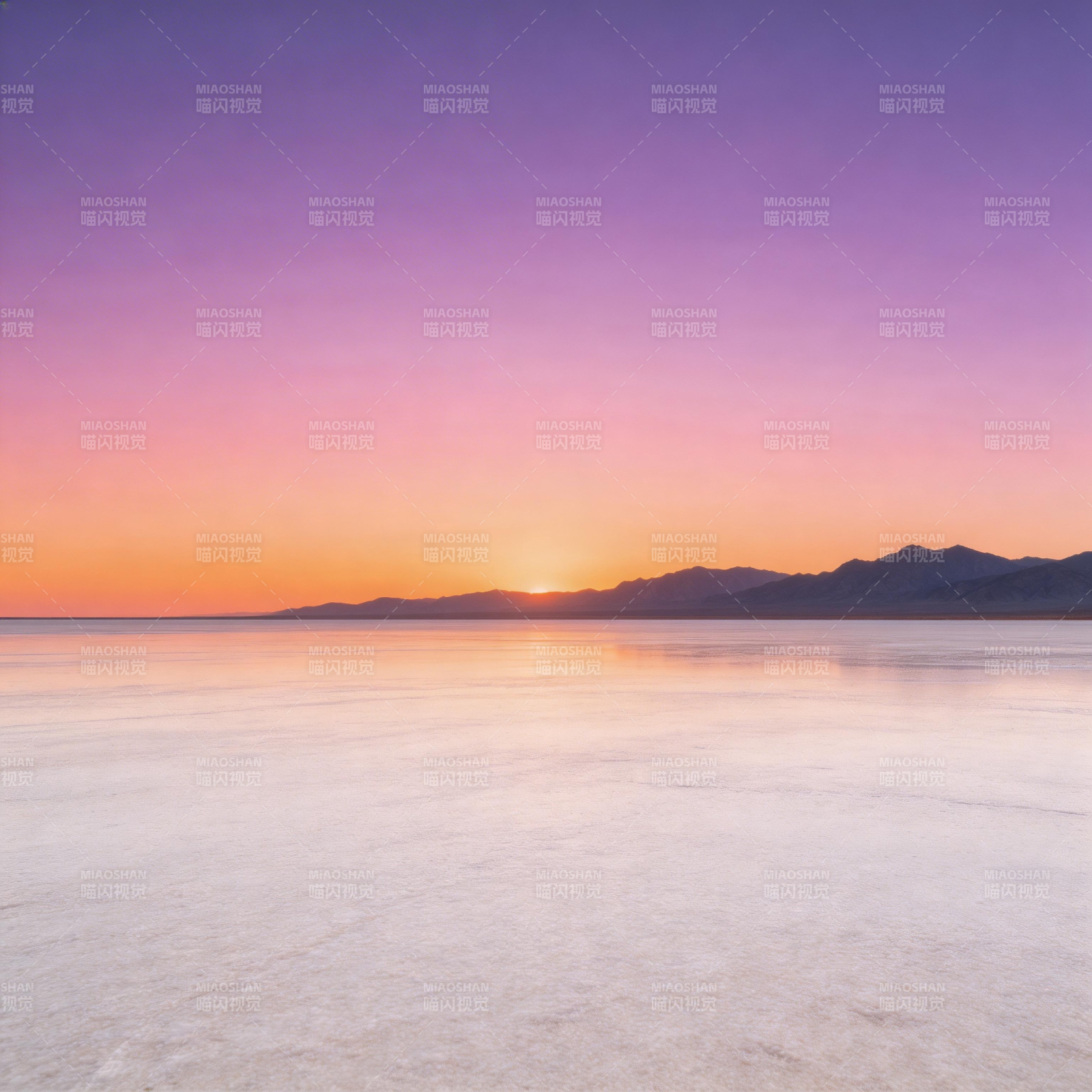 紫霞映盐湖 日落山影静图片