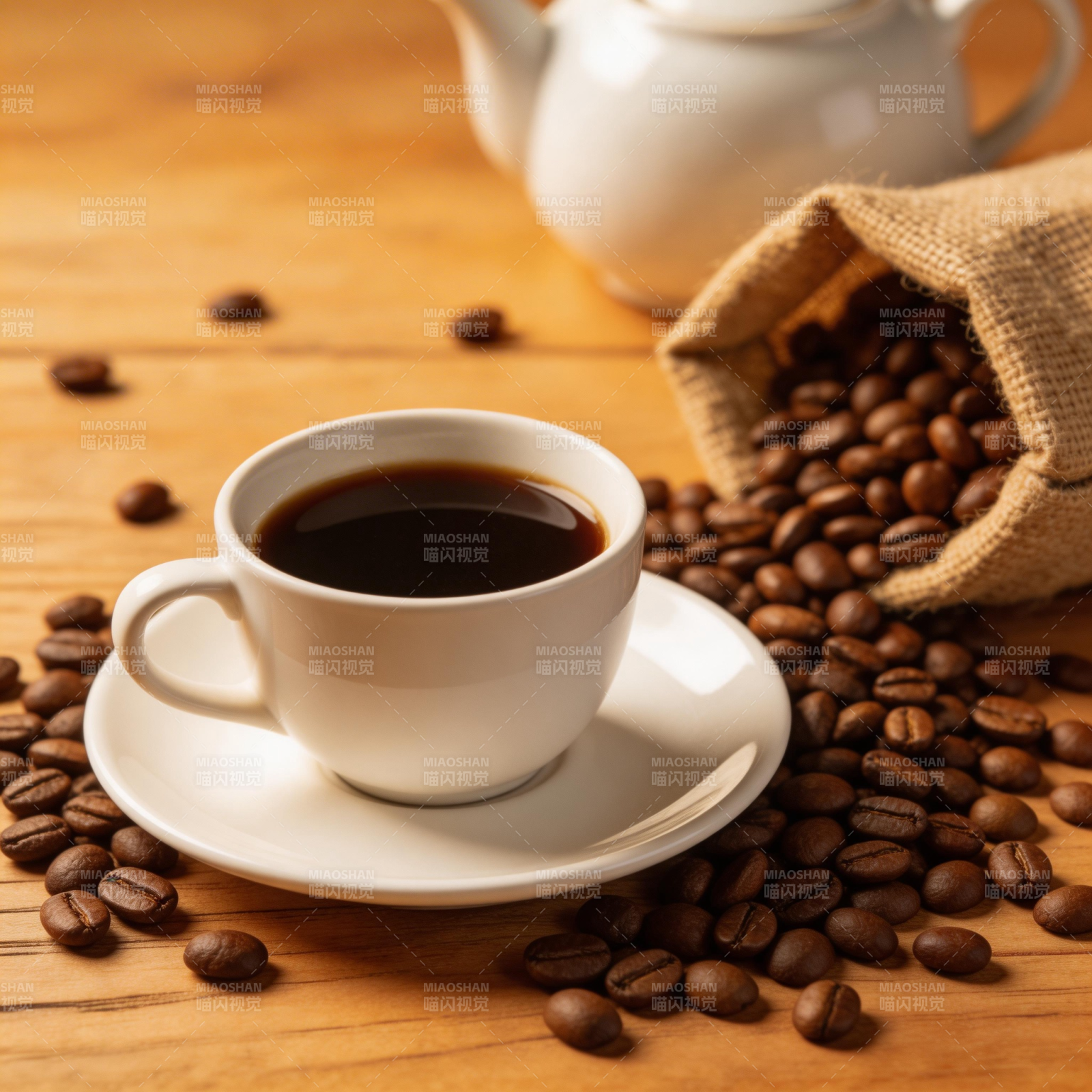 咖啡香浓 豆散木桌间图片