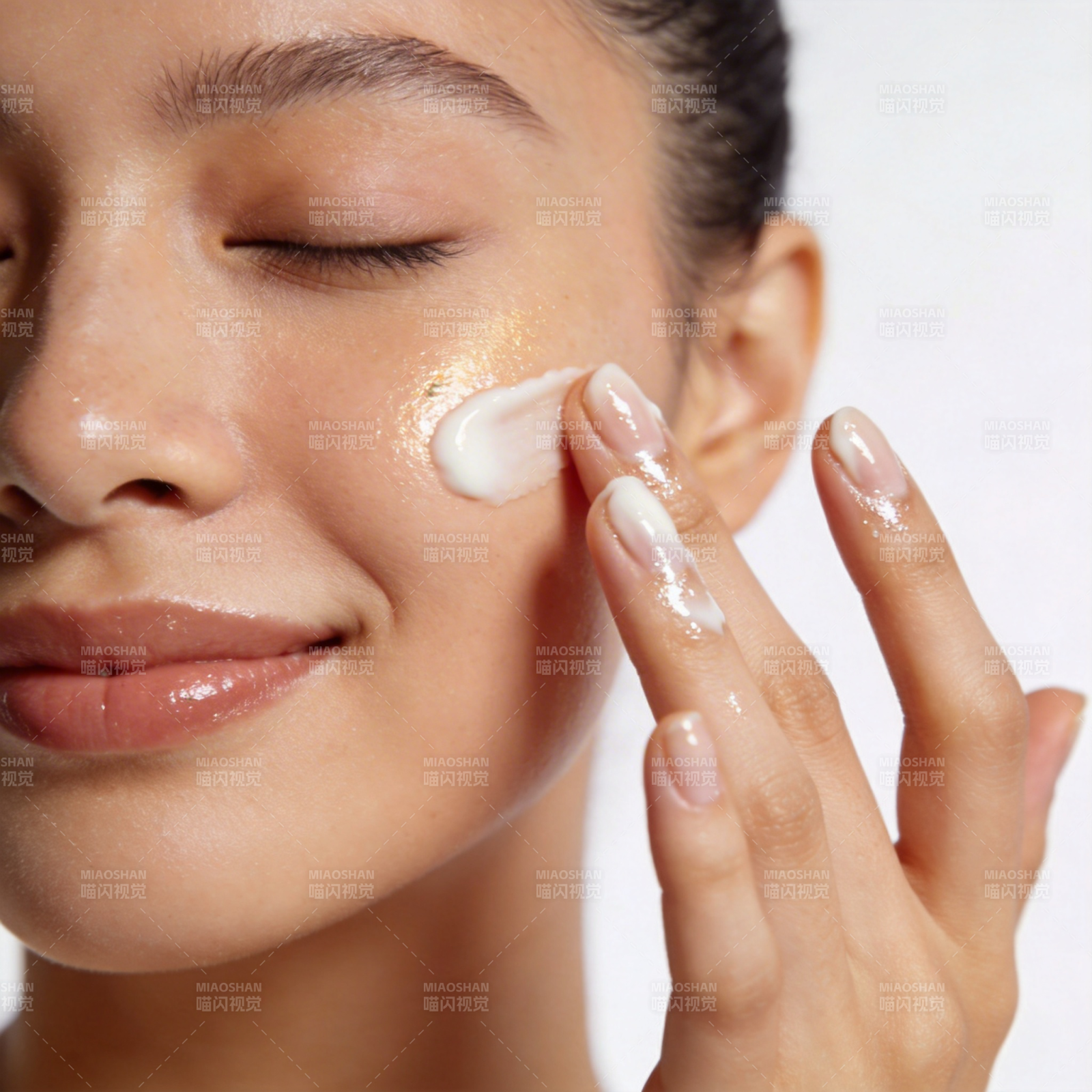 轻抹面霜 焕亮肌肤光泽图片
