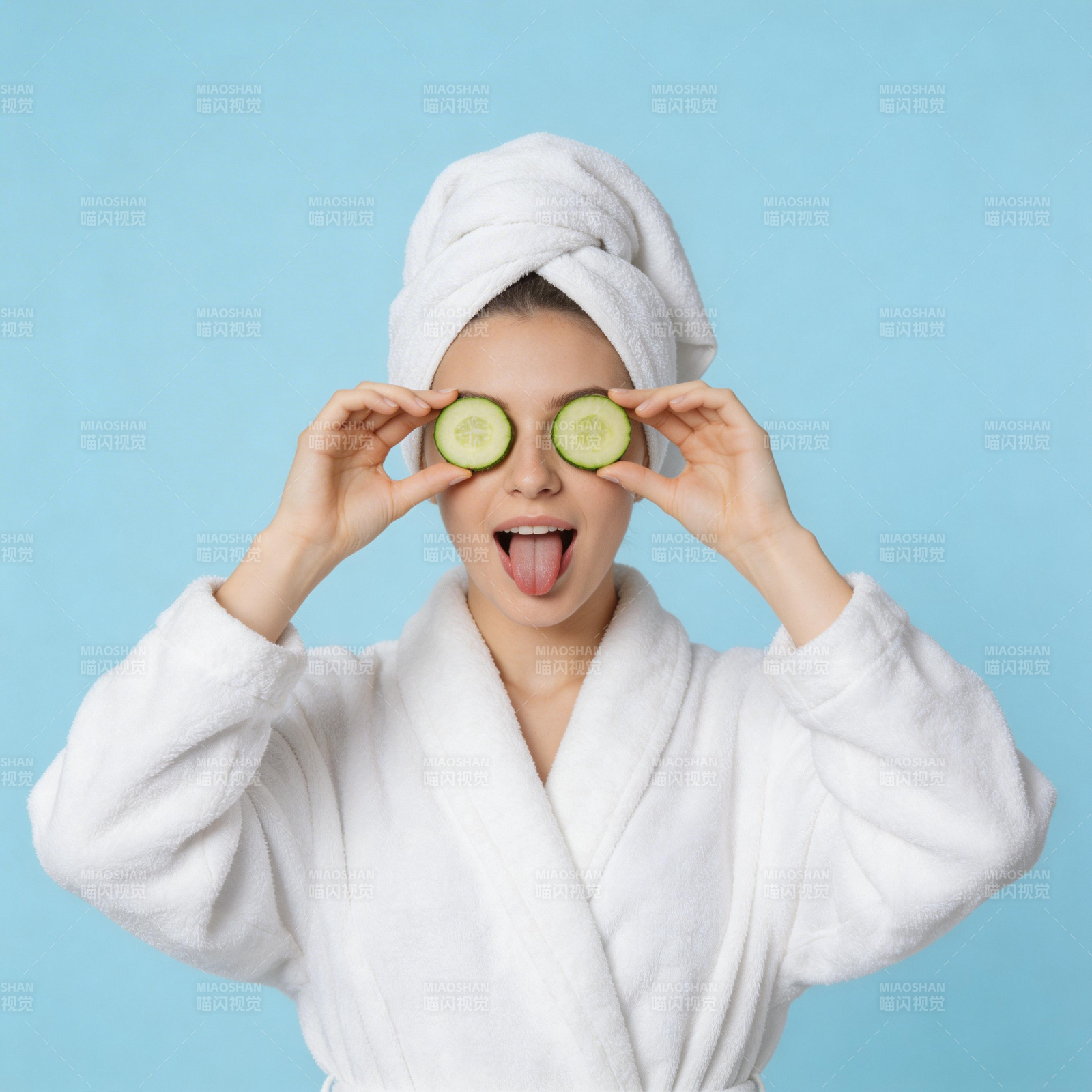 黄瓜片遮眼 吐舌搞怪萌图片