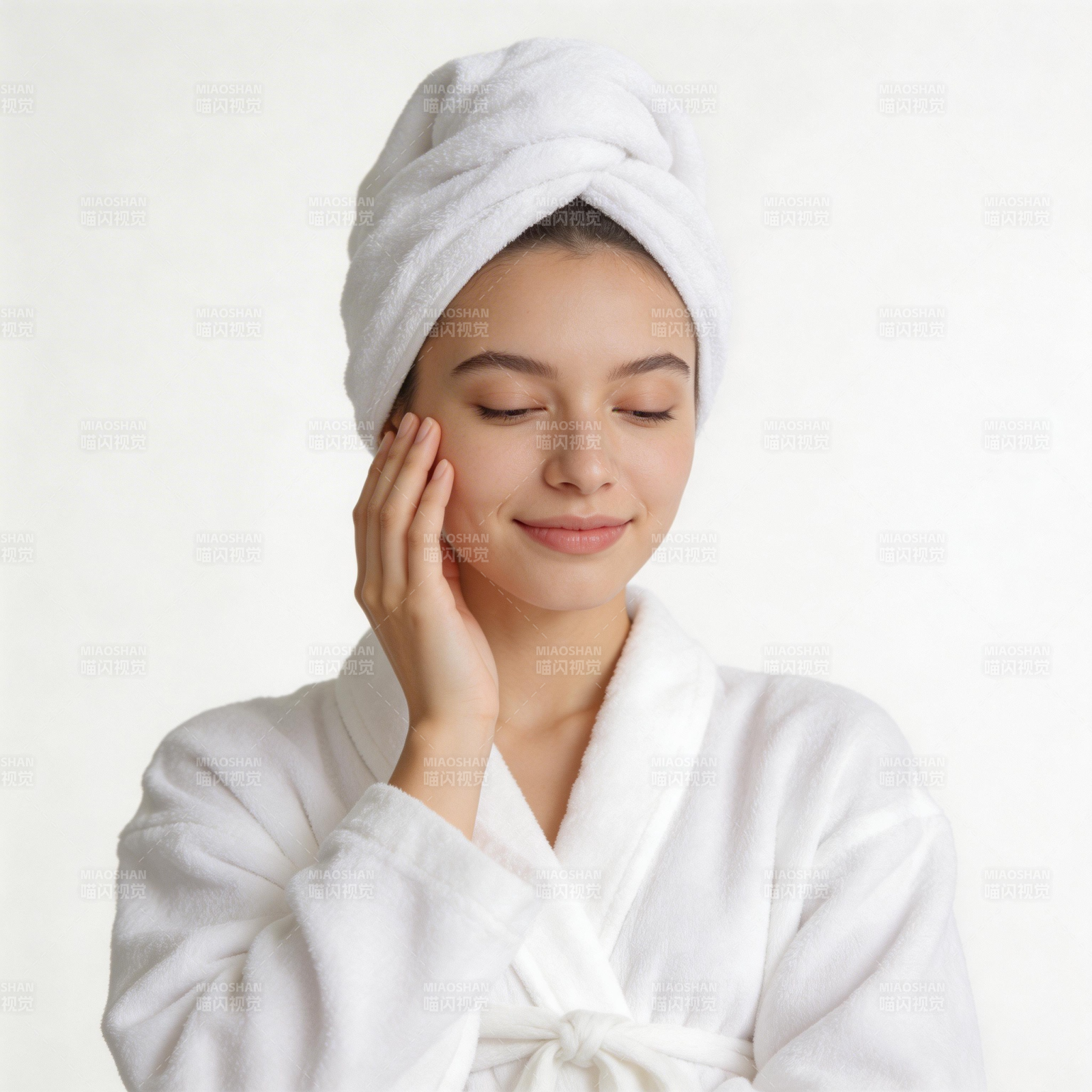 浴后恬静 毛巾裹头享放松图片