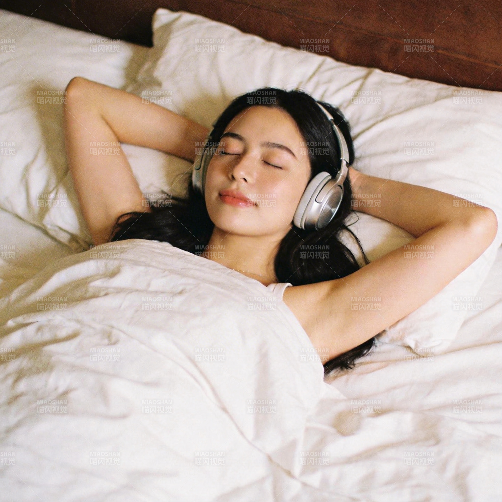 戴耳机安睡的女子图片