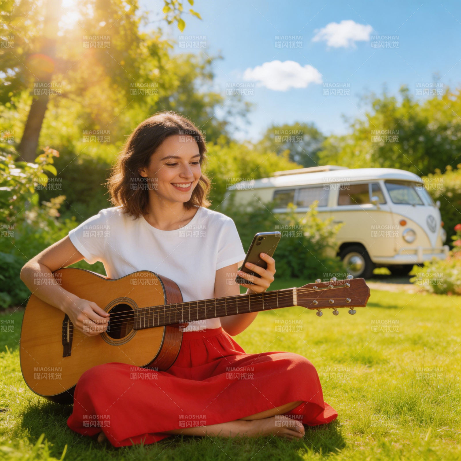 草地弹吉他 看手机微笑图片