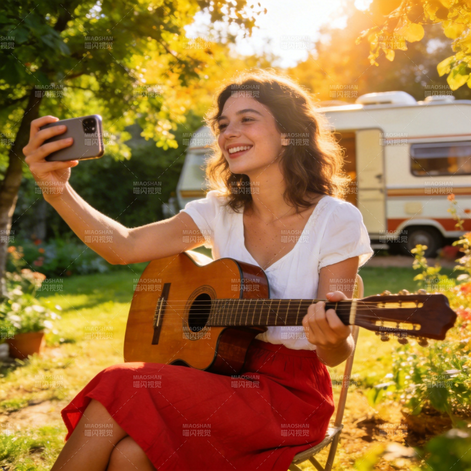 秋日吉他自拍 房车旁微笑图片