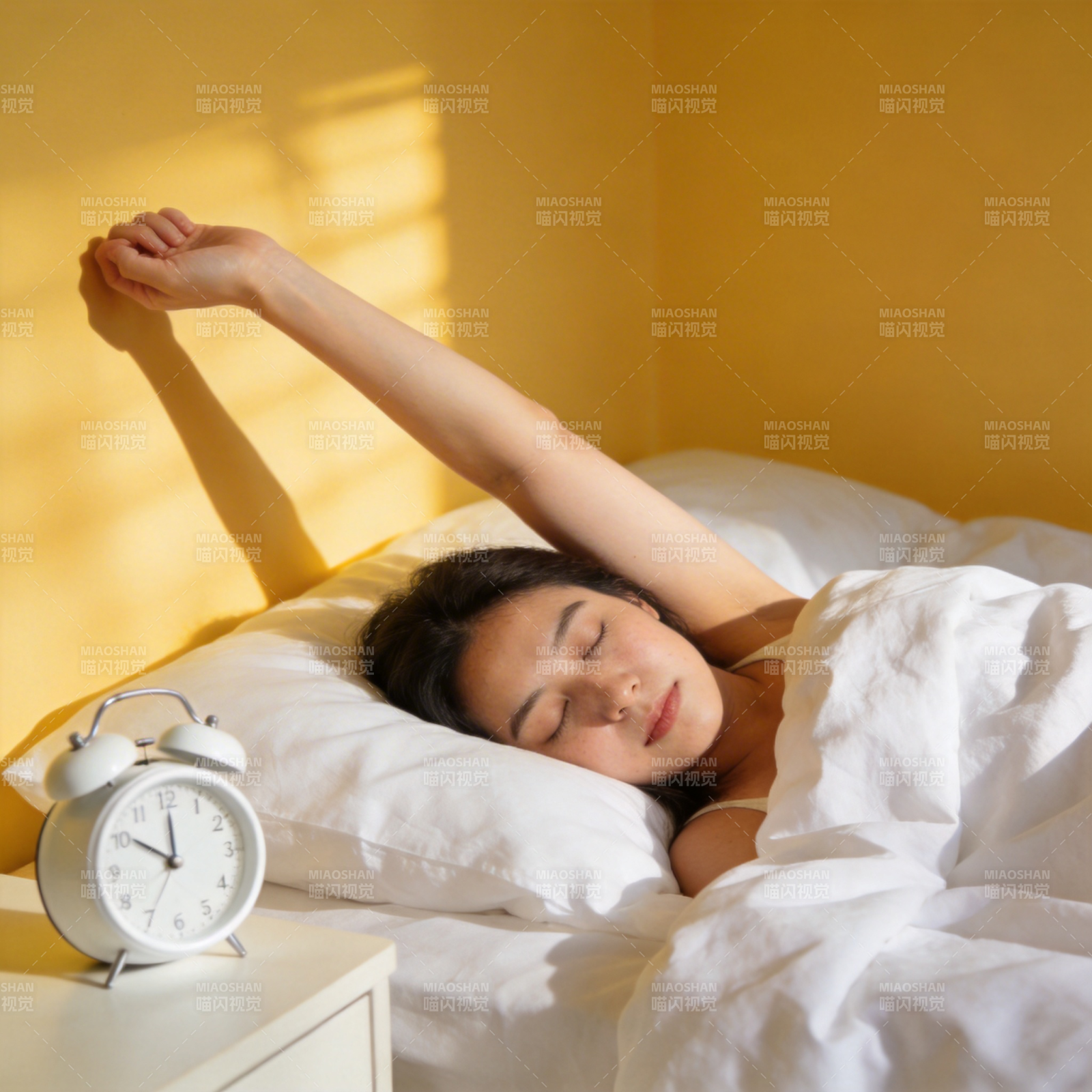 晨光中伸懒腰的睡美人图片