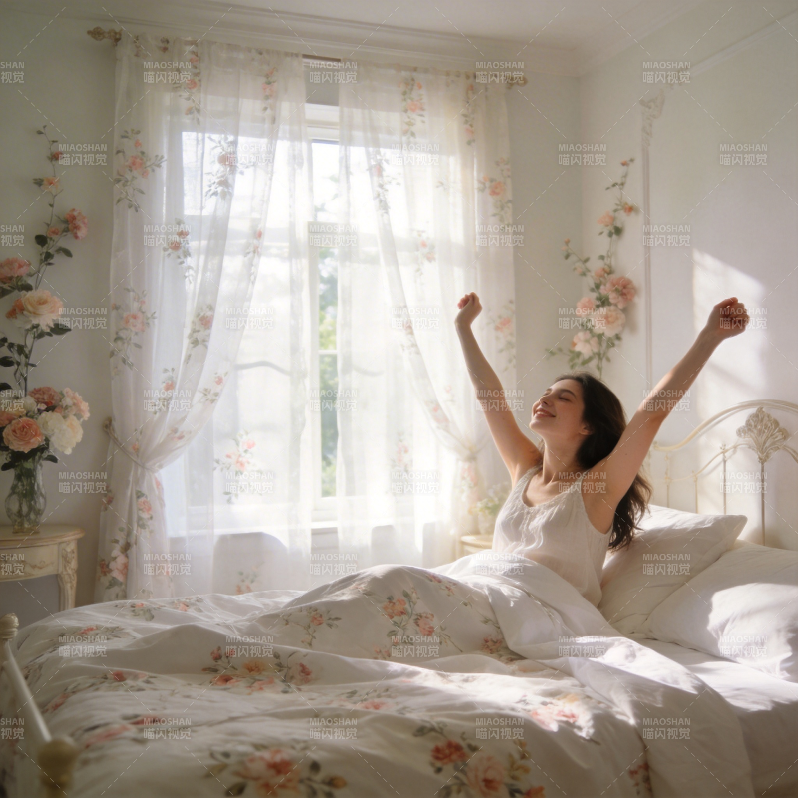 晨光中伸懒腰的温柔少女图片